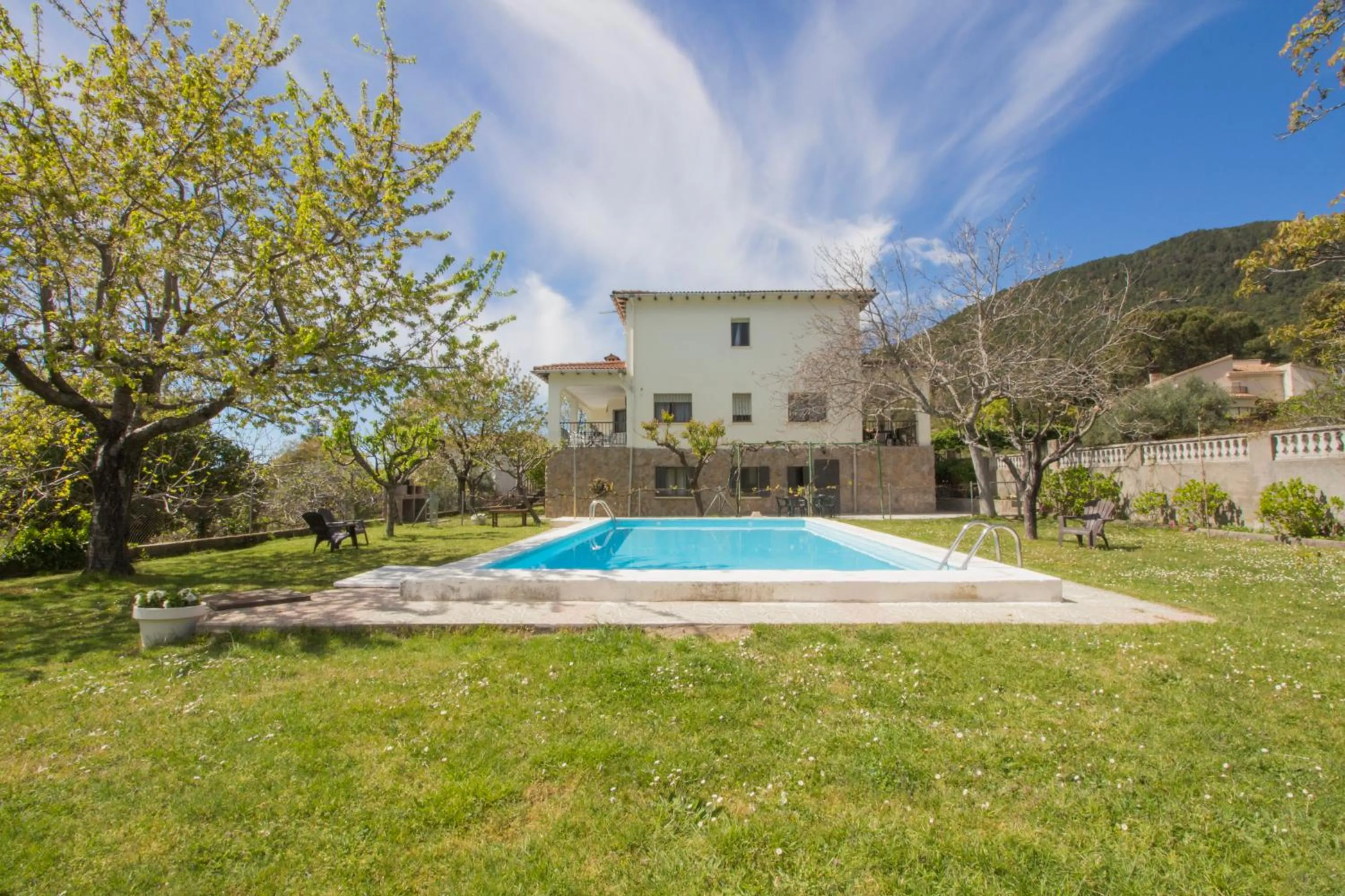 Villa-Piedralaves-aMatalasviñas-piscina-4 viviendas