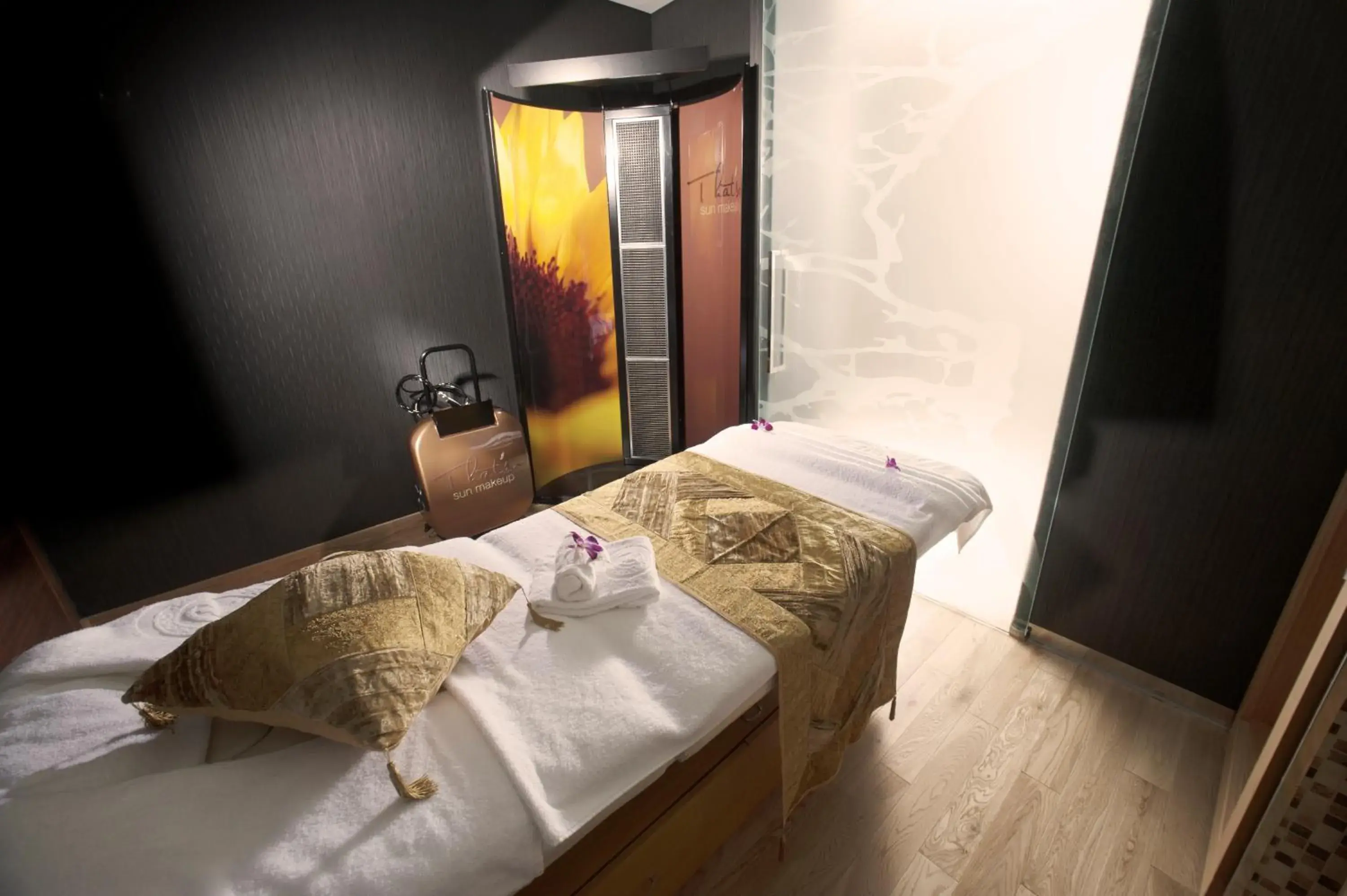 Spa and wellness centre/facilities, Bed in Ramee Grand Hotel And Spa