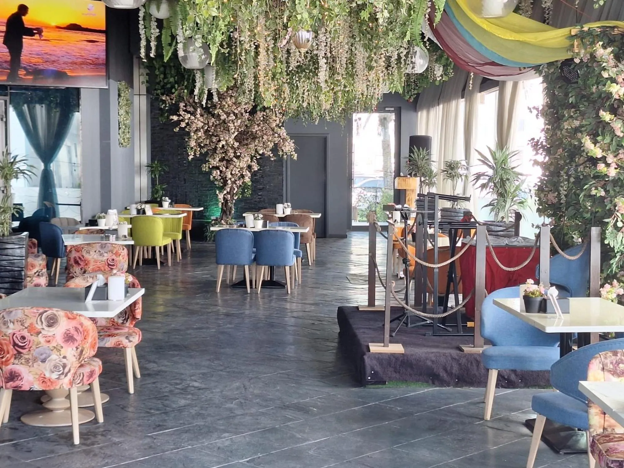 Restaurant/places to eat in Ramee Grand Hotel And Spa