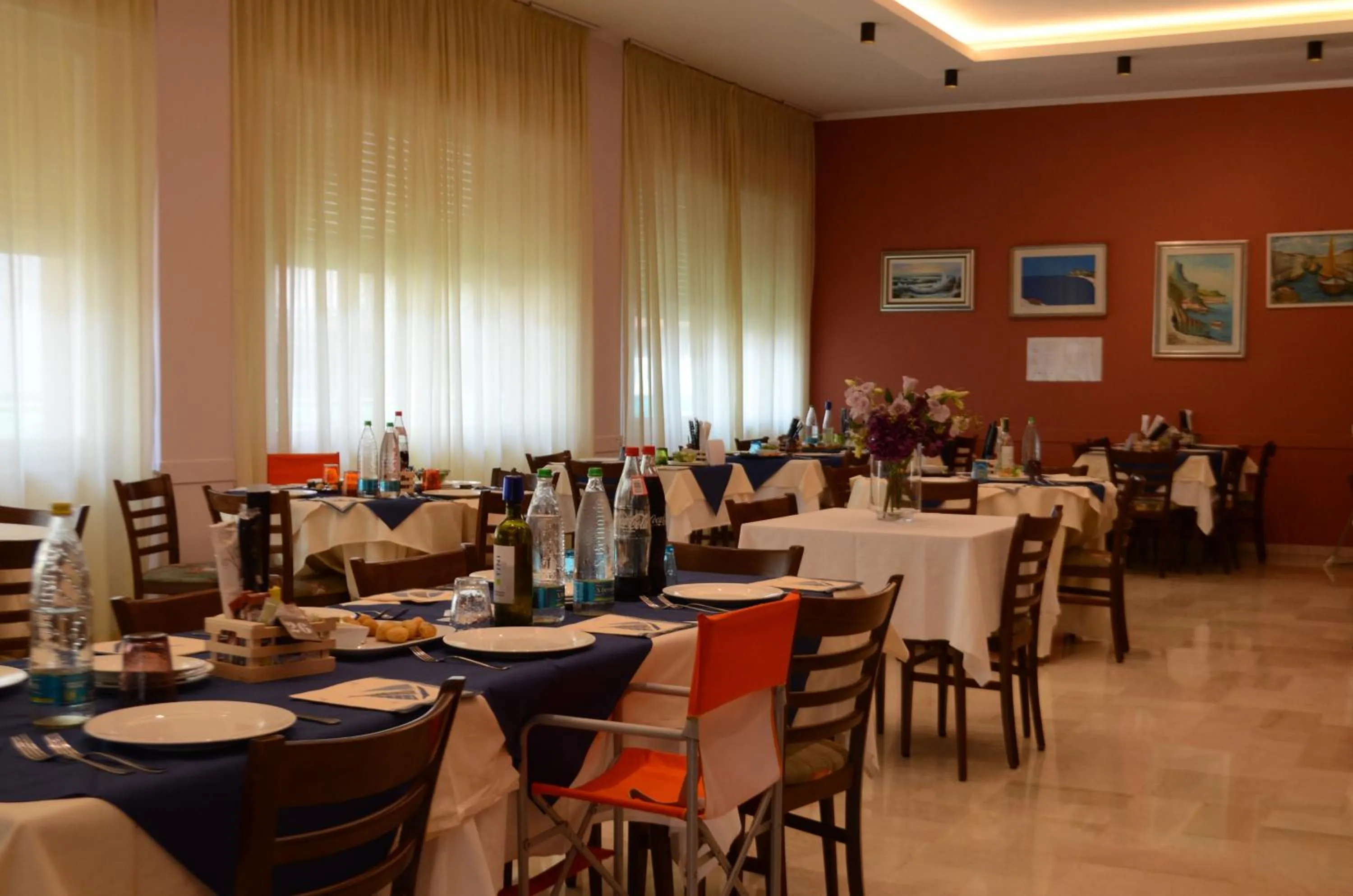 Restaurant/places to eat in Hotel Boston