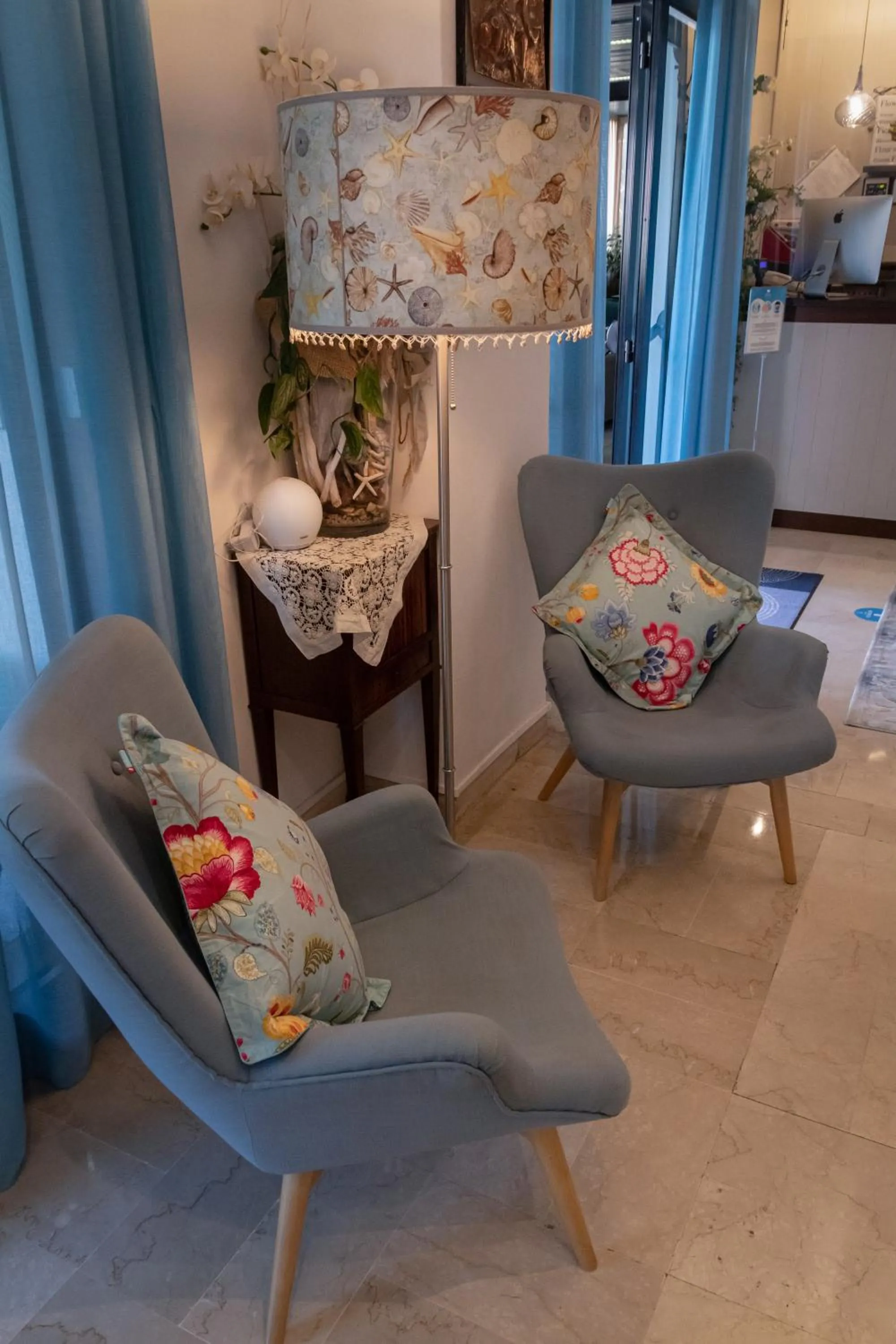 Seating area in Hotel Boston