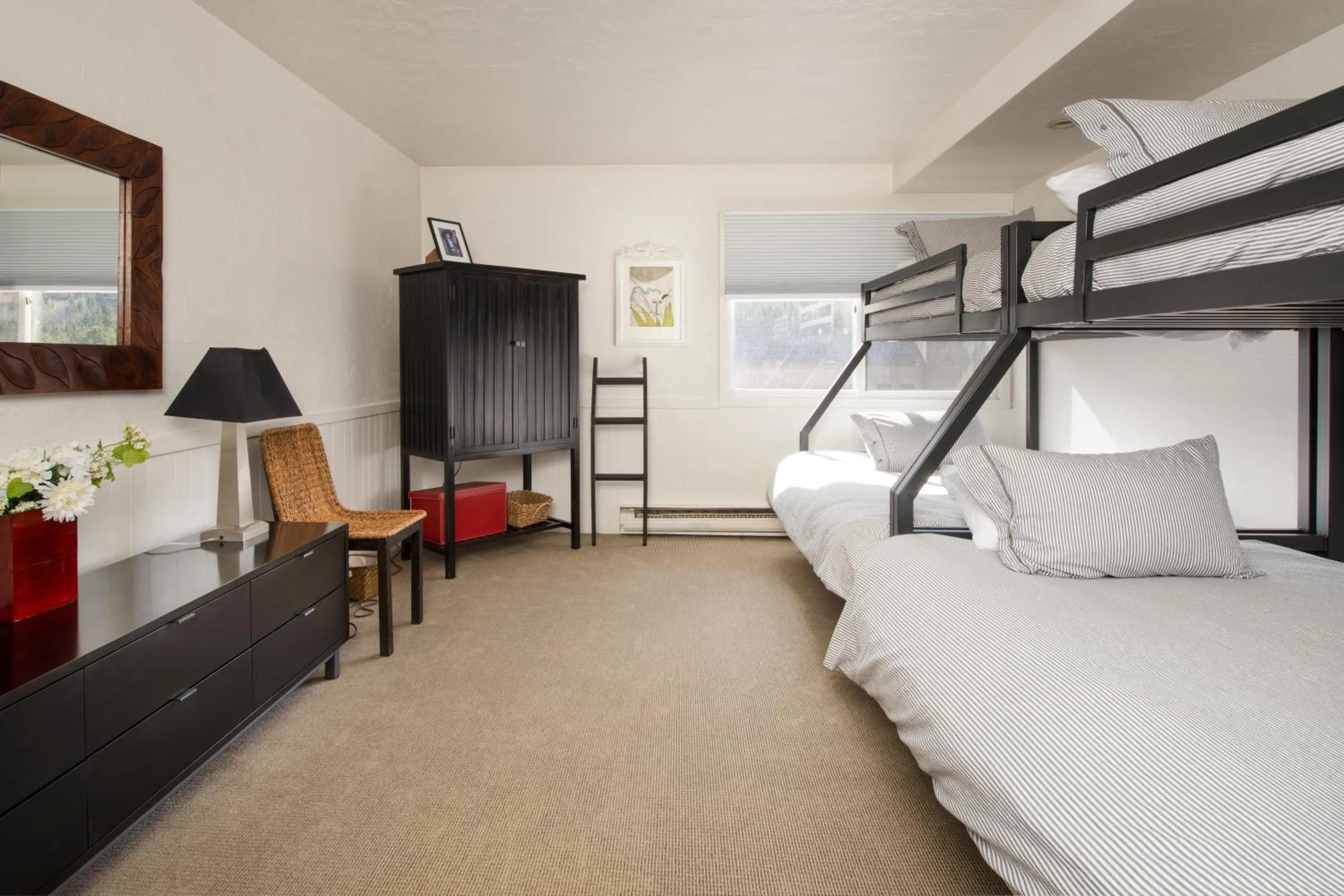 Photo of the whole room, Bed in Evergreen Lodge at Vail