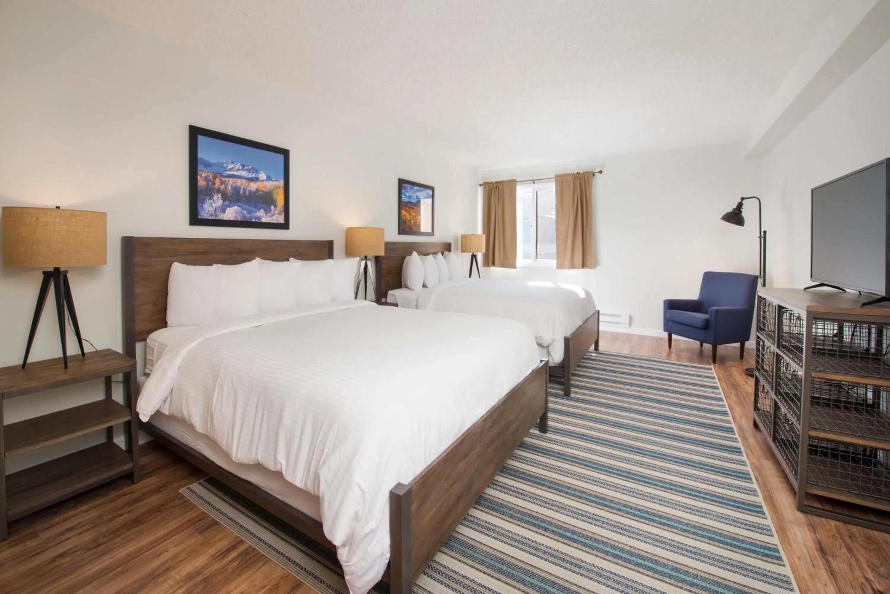 Photo of the whole room, Bed in Evergreen Lodge at Vail