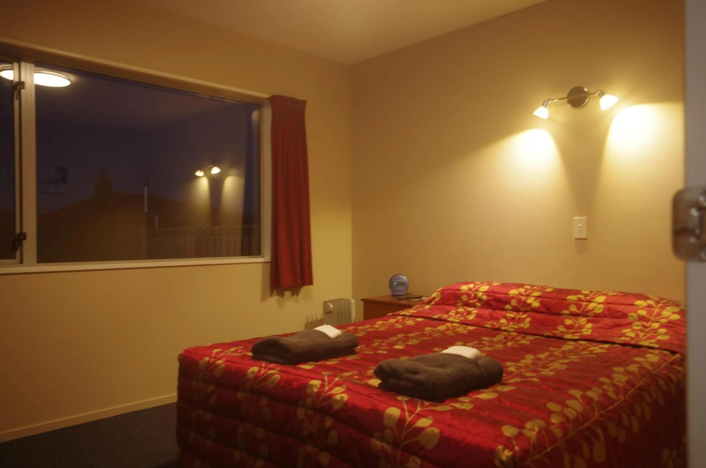 Bedroom, Bed in Phoenix Motels