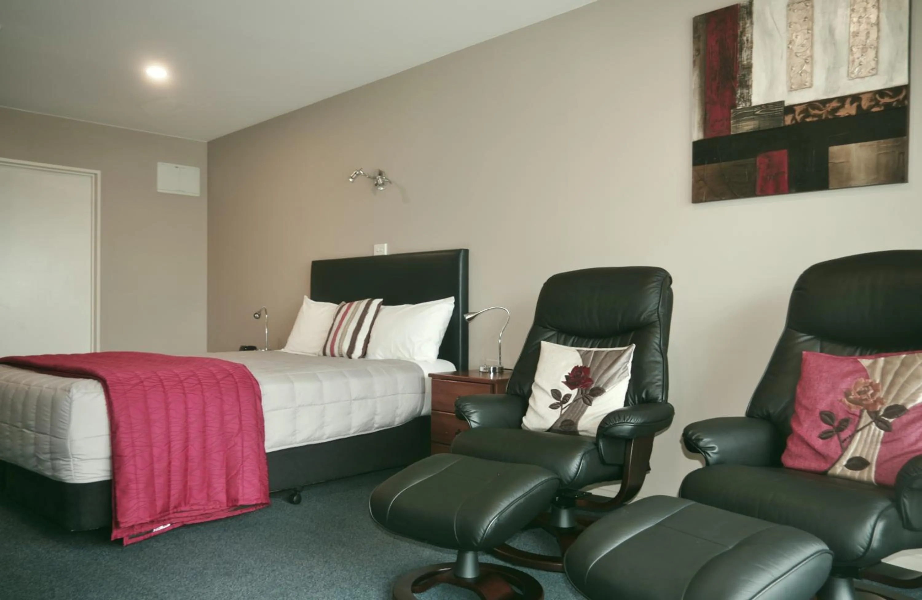 Photo of the whole room, Bed in Phoenix Motels