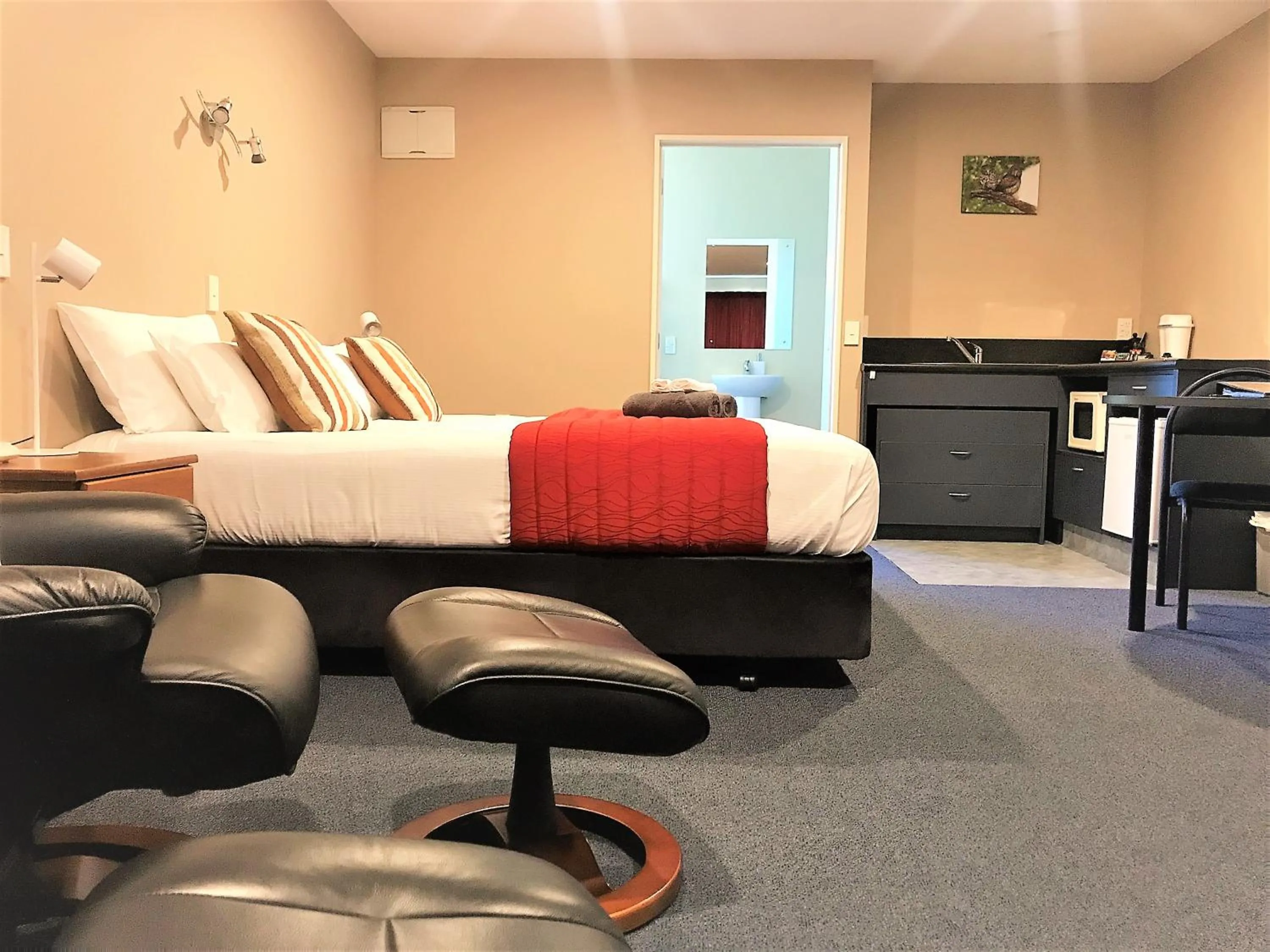 Bedroom, Bed in Phoenix Motels