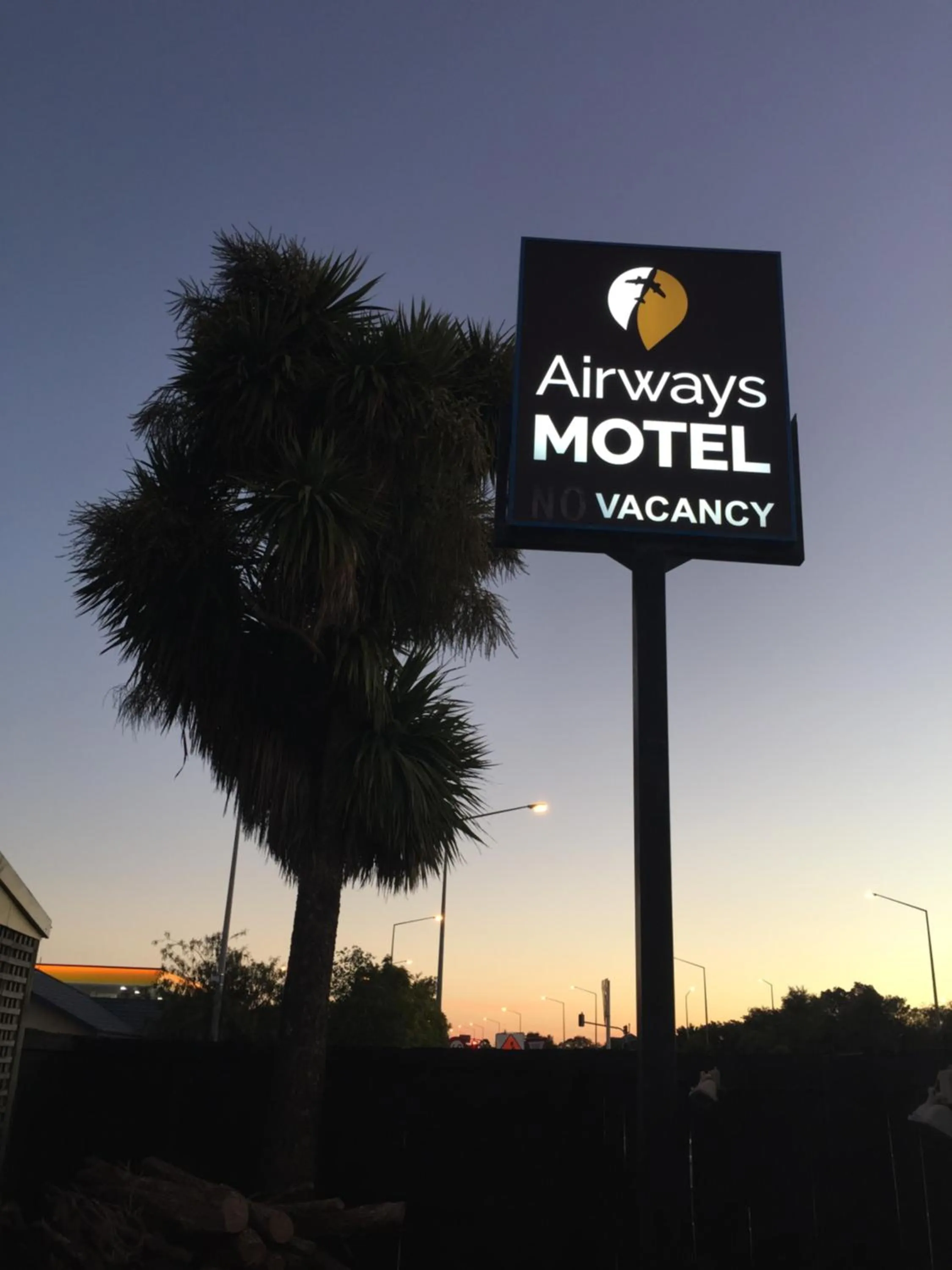 Logo/Certificate/Sign in Airways Motel