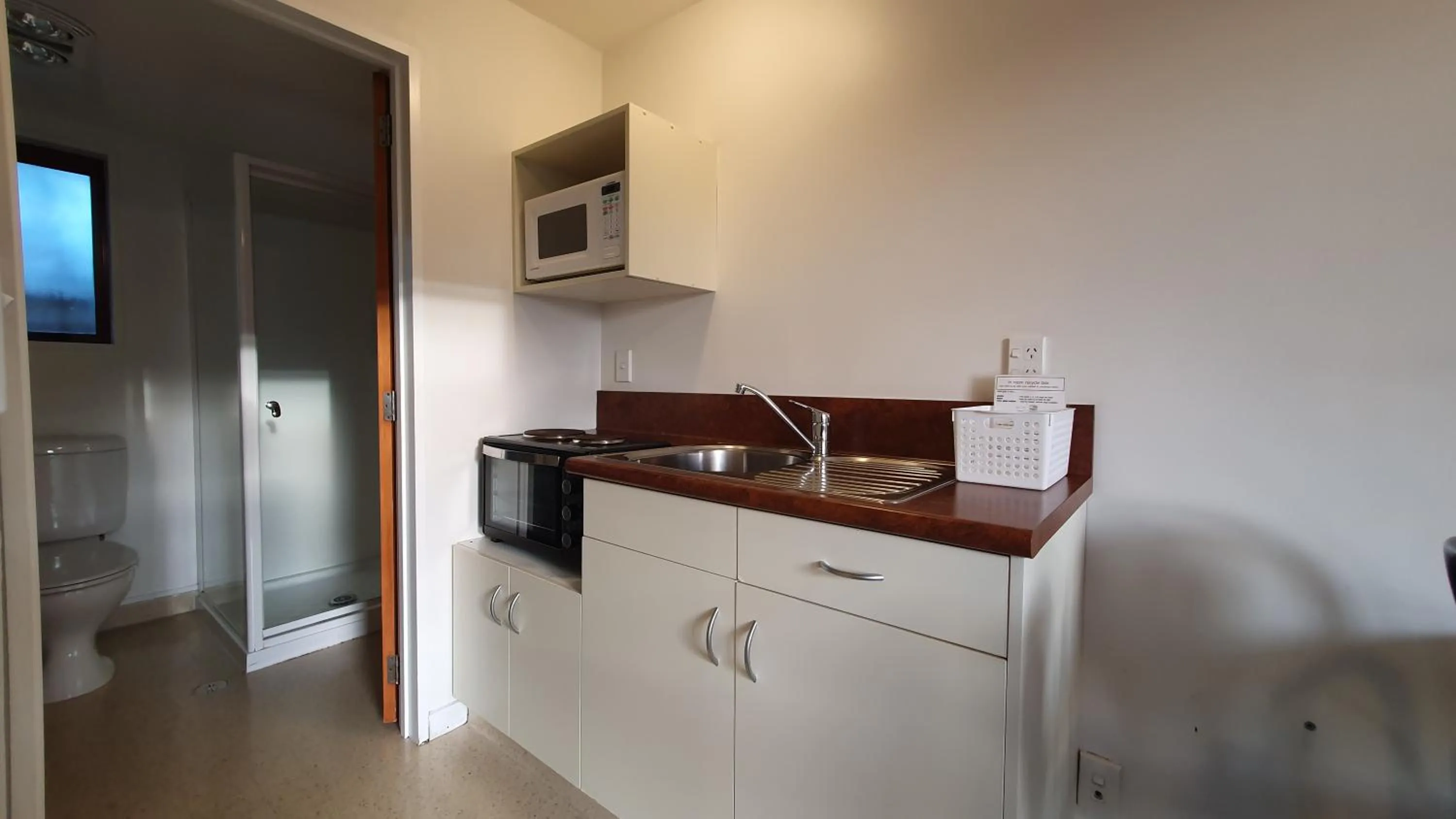Kitchen or kitchenette in Airways Motel