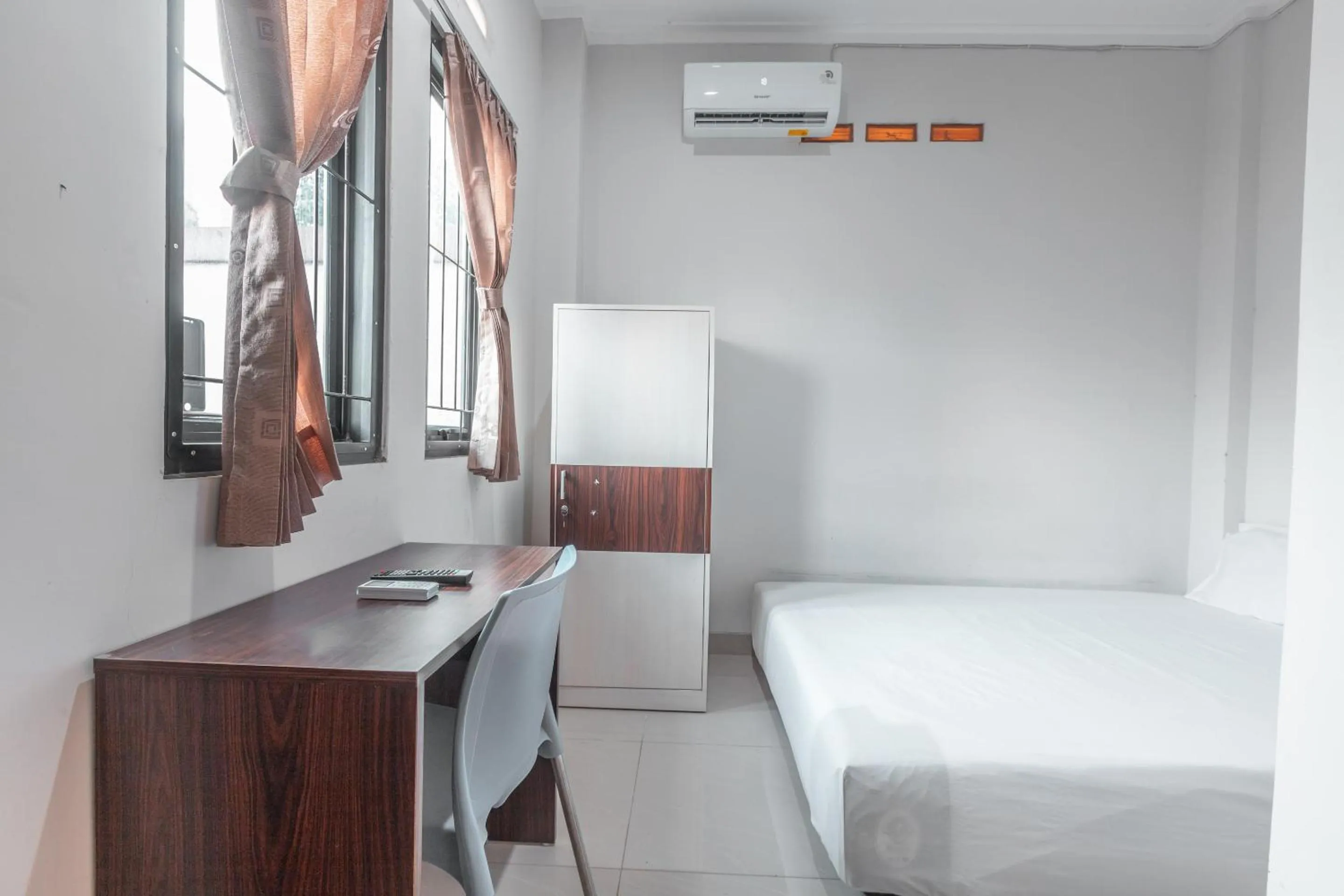 Bedroom, Bed in OYO Life 2335 Kos 89