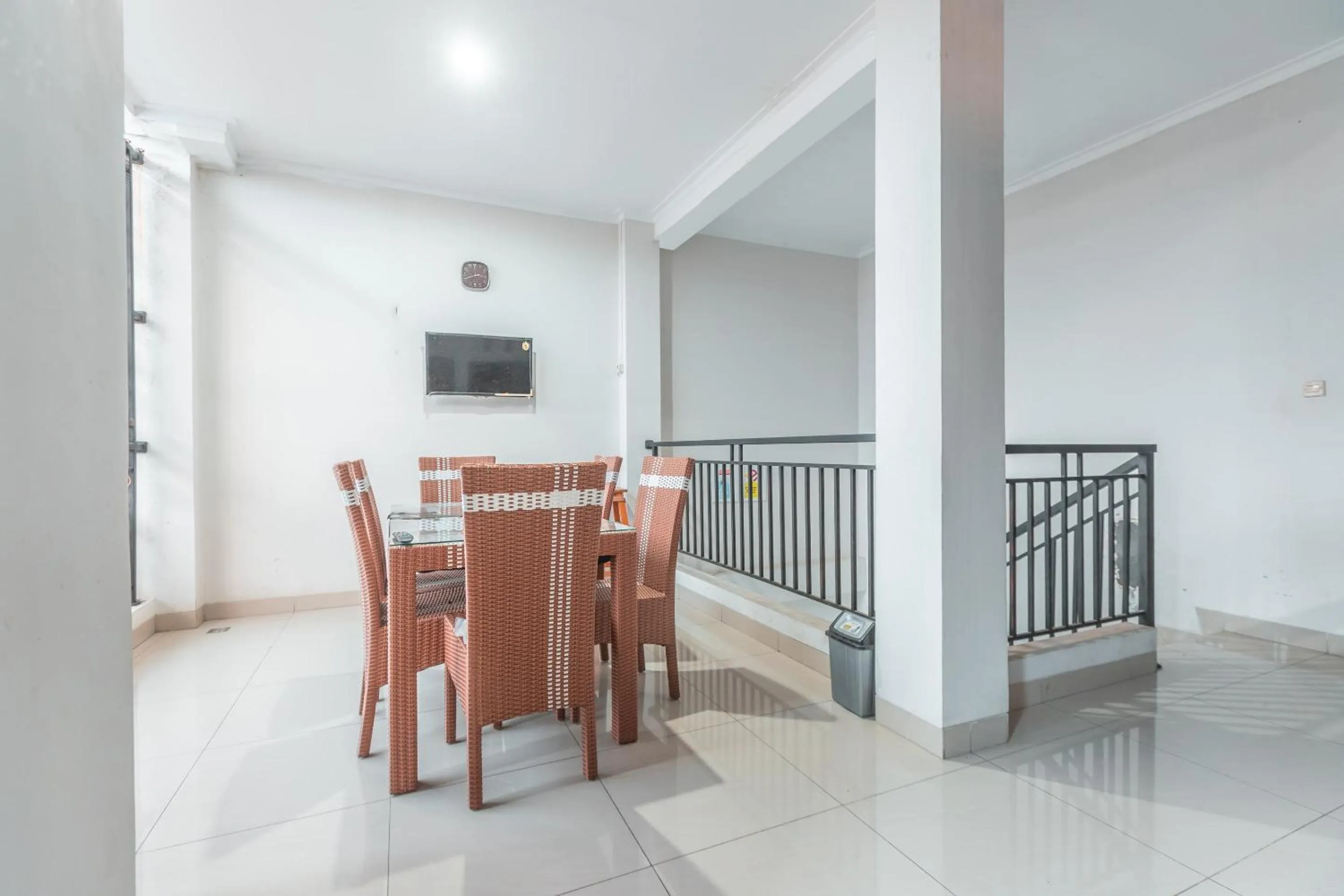 Lobby or reception in OYO Life 2335 Kos 89