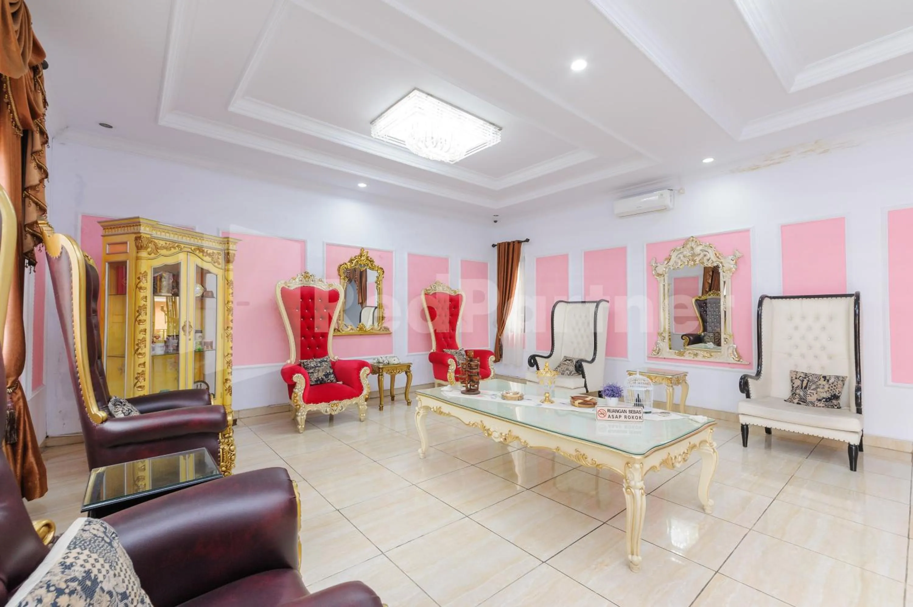 Lobby or reception in Pondok Cimanggu Syariah Mitra RedDoorz