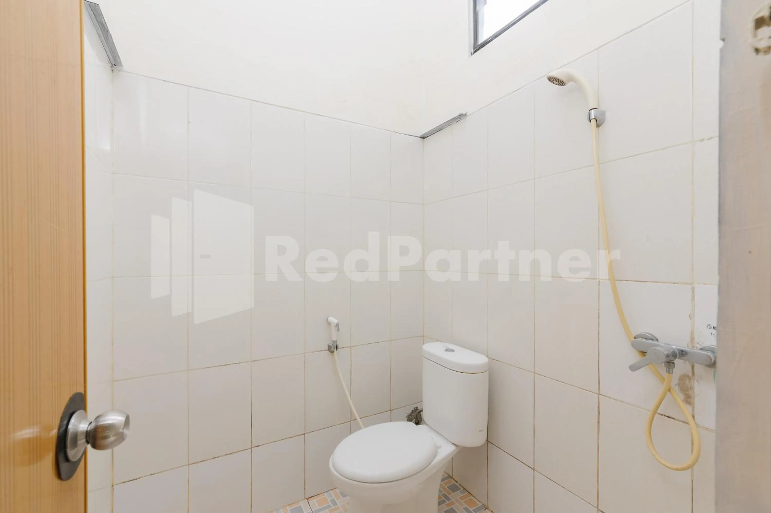 Bathroom in Pondok Cimanggu Syariah Mitra RedDoorz