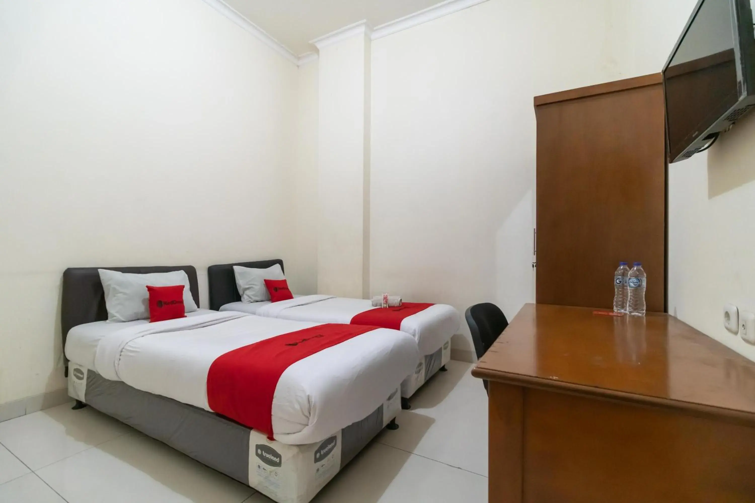 Twin Room in RedDoorz near Universitas Esa Unggul Bekasi Harapan Indah Twin Room in RedDoorz near Universitas Esa Unggul Bekasi Harapan Indah