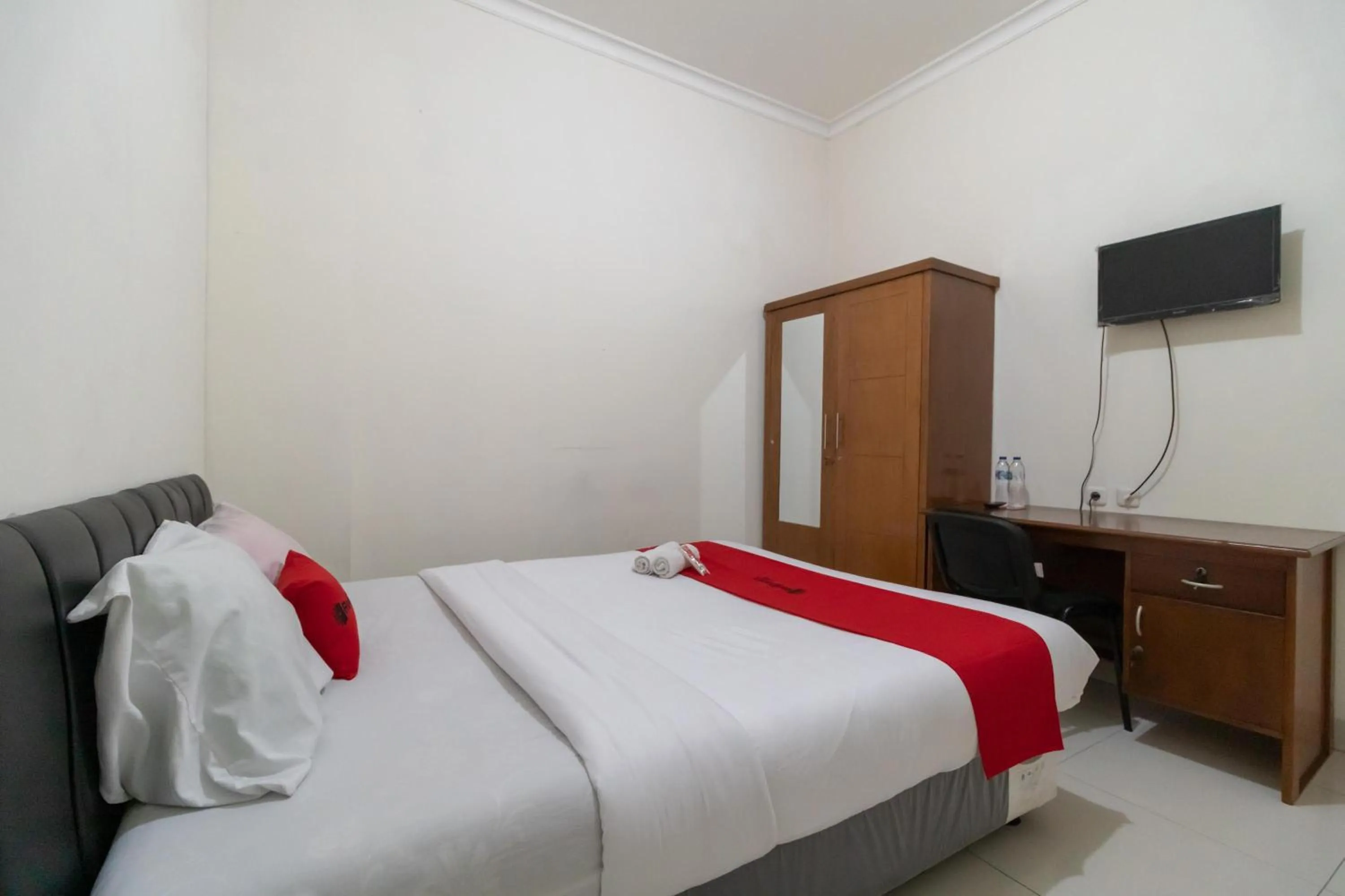 Bedroom, Bed in RedDoorz near Universitas Esa Unggul Bekasi Harapan Indah