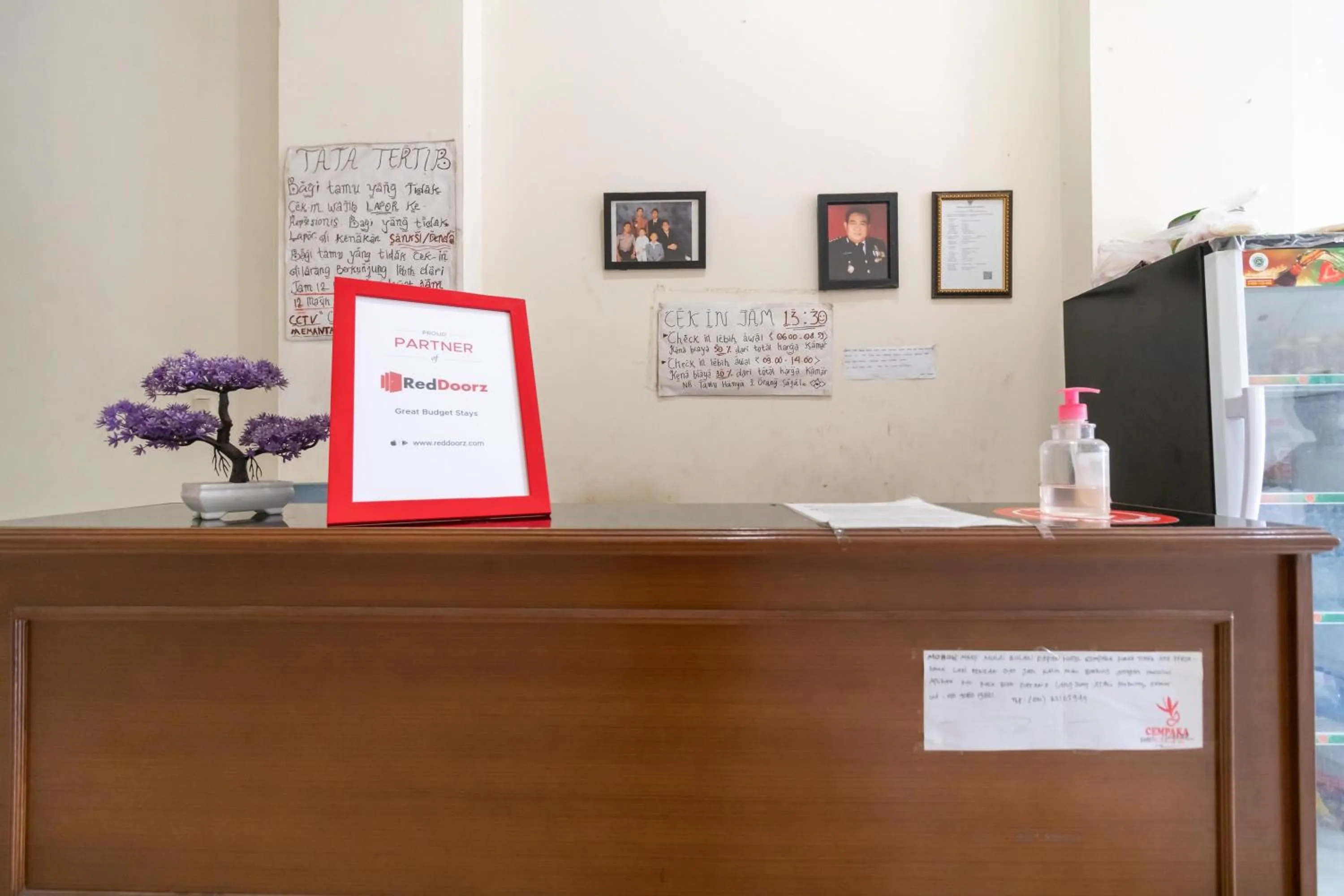 Lobby or reception in RedDoorz near Universitas Esa Unggul Bekasi Harapan Indah