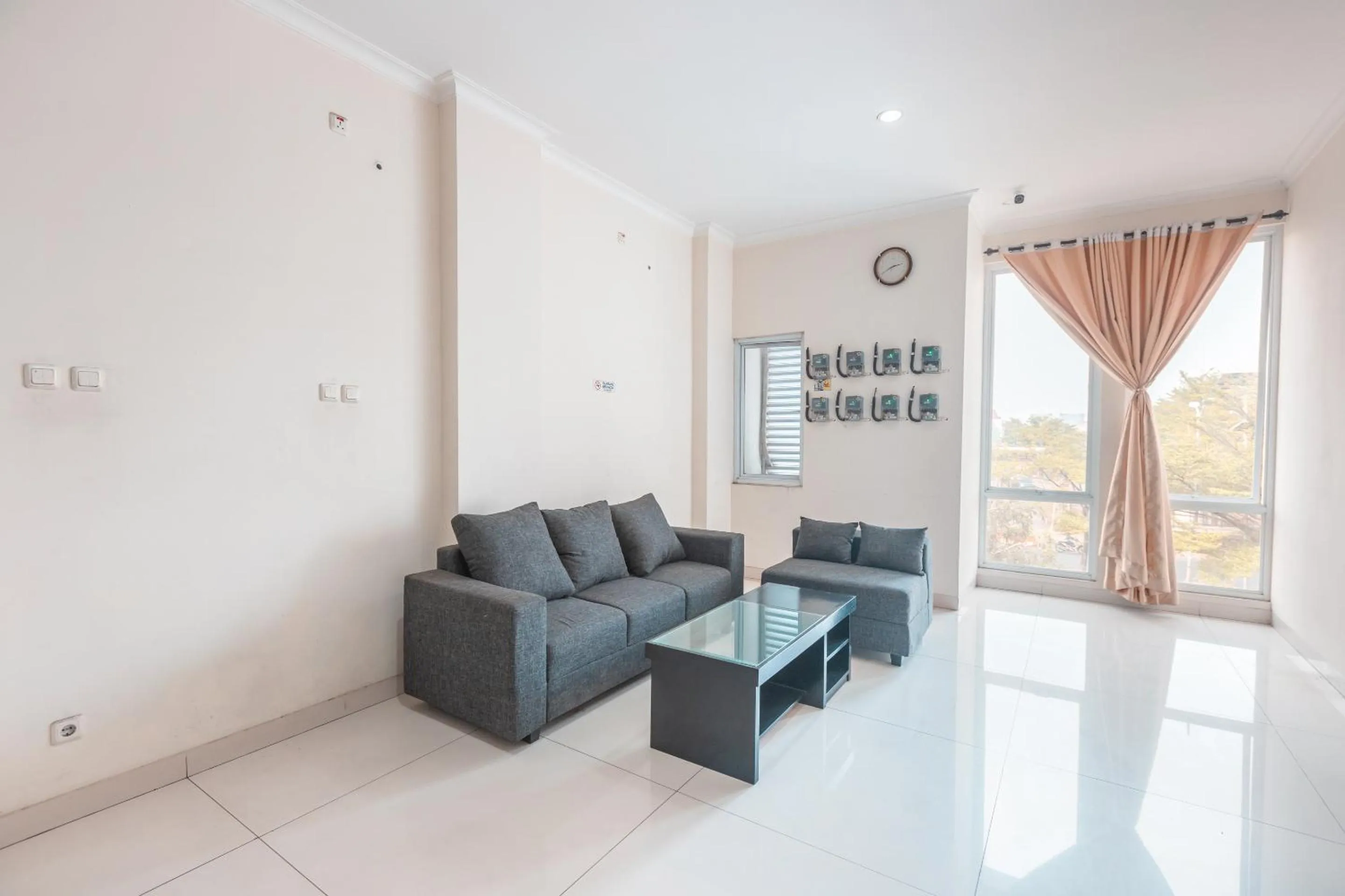 Seating area in RedDoorz near Universitas Esa Unggul Bekasi Harapan Indah