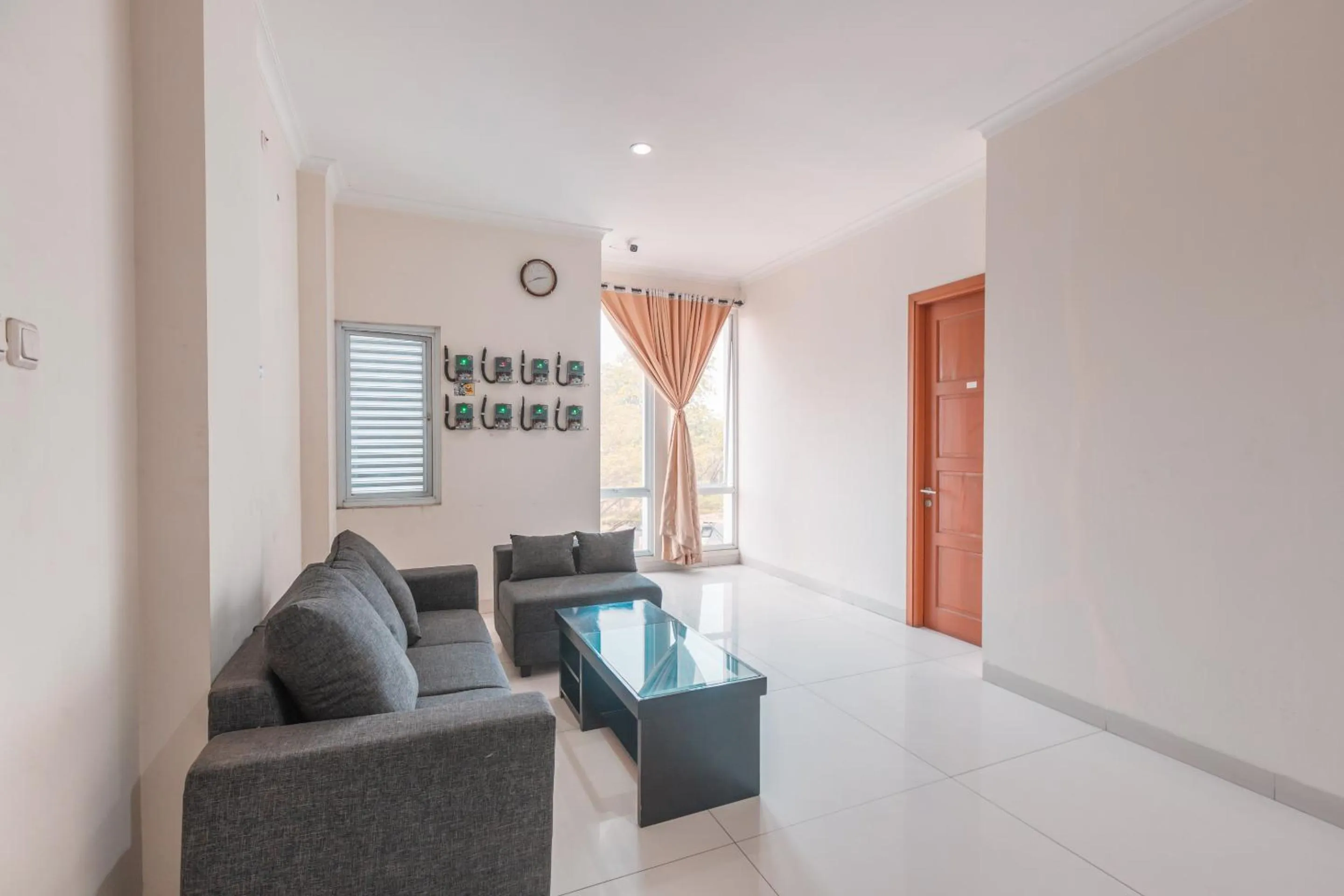 Seating area in RedDoorz near Universitas Esa Unggul Bekasi Harapan Indah