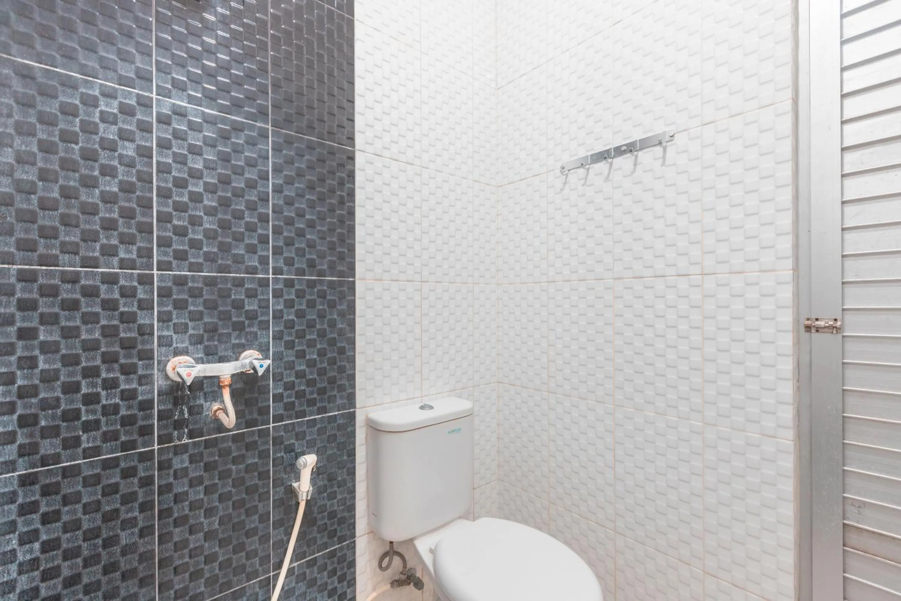 Bathroom in RedDoorz near Universitas Esa Unggul Bekasi Harapan Indah