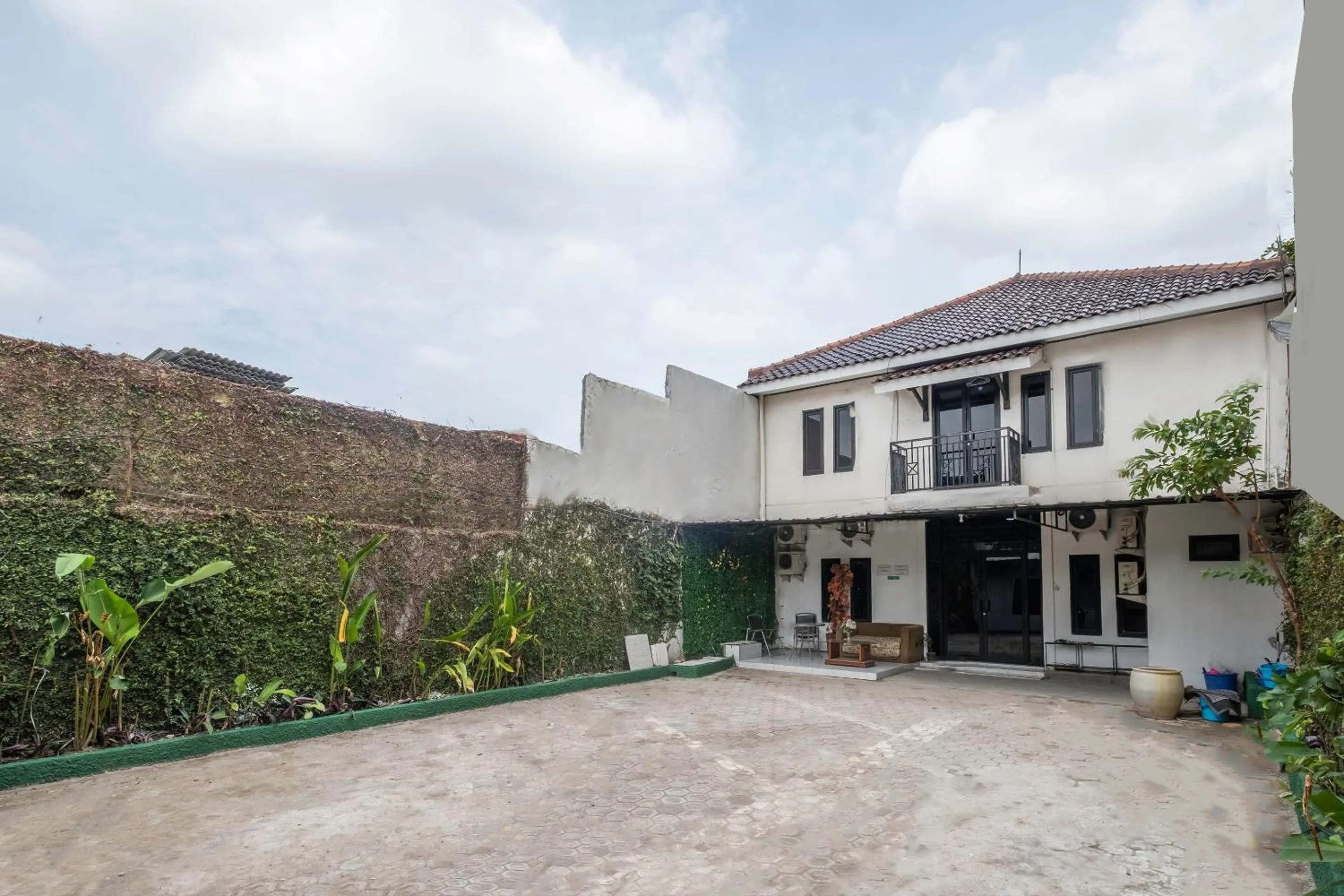 Lobby or reception in OYO Life 2391 Baladewa Residence Syariah