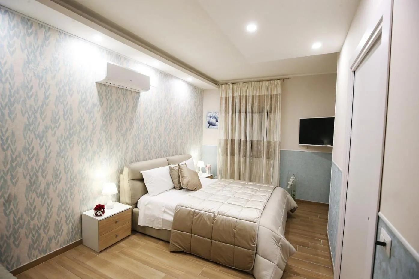 Photo of the whole room, Bed in Home Olympus Vesuvio