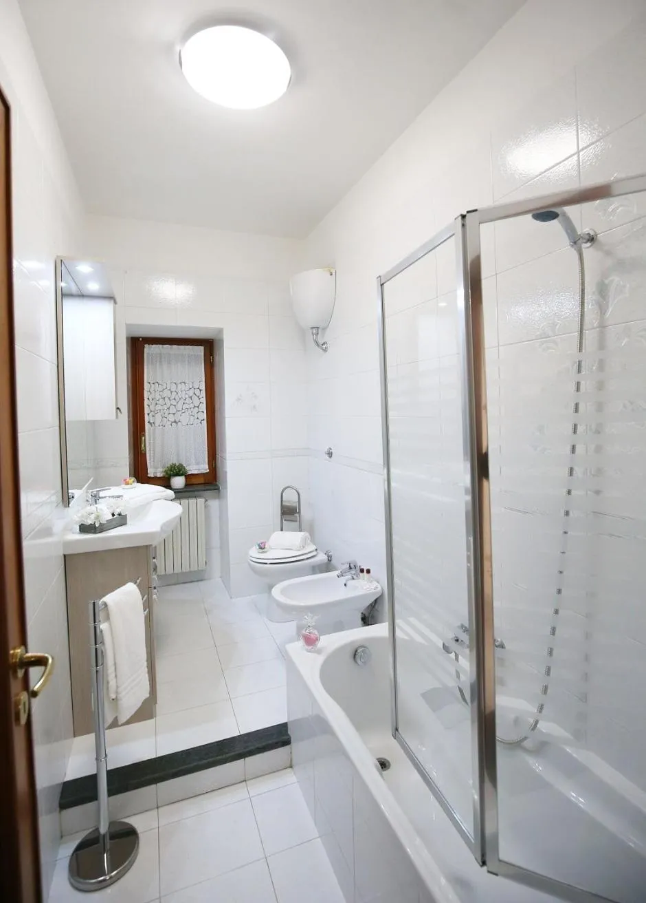 Shower in Home Olympus Vesuvio