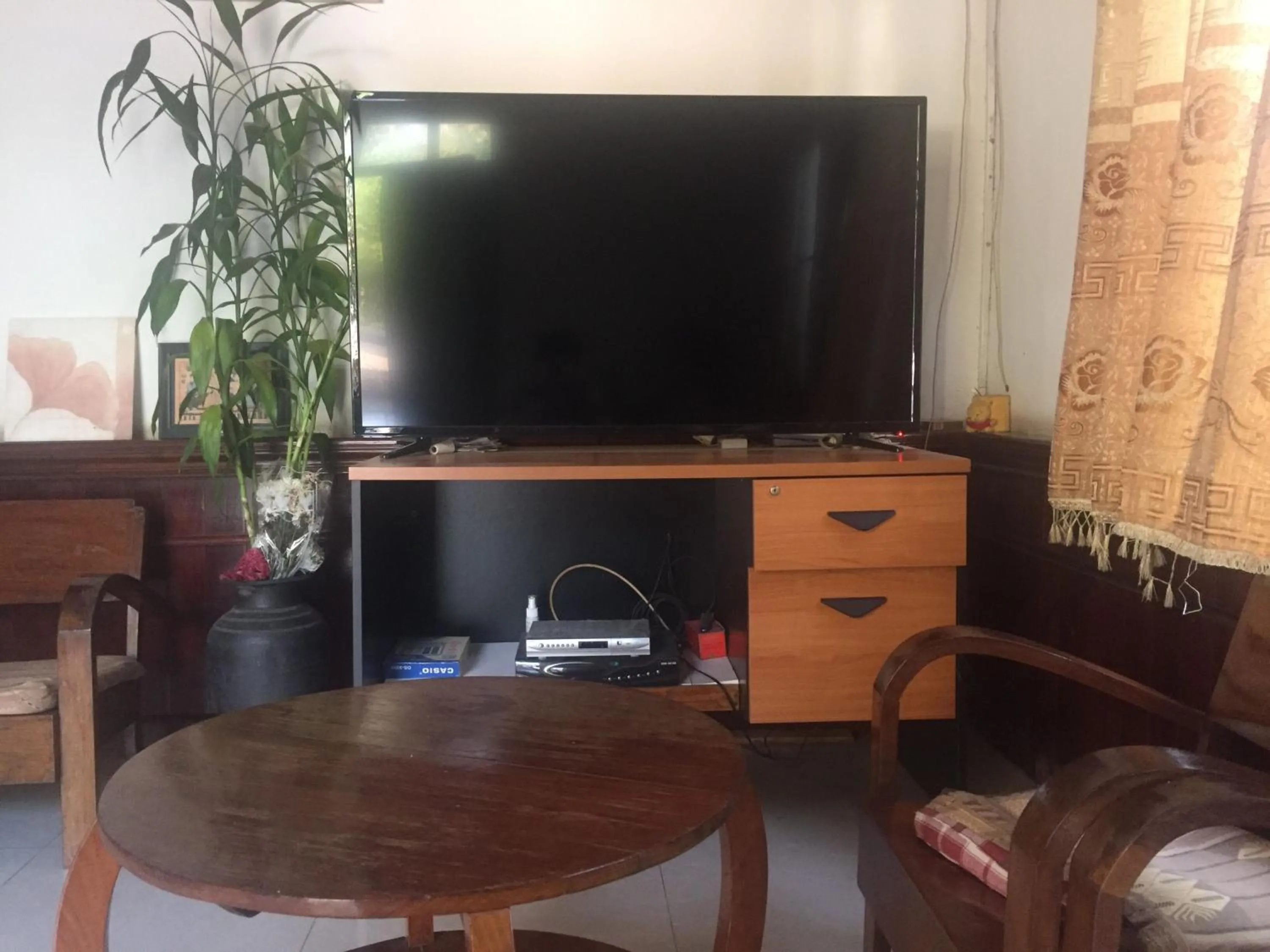 Communal lounge/ TV room in A Tee Guesthouse