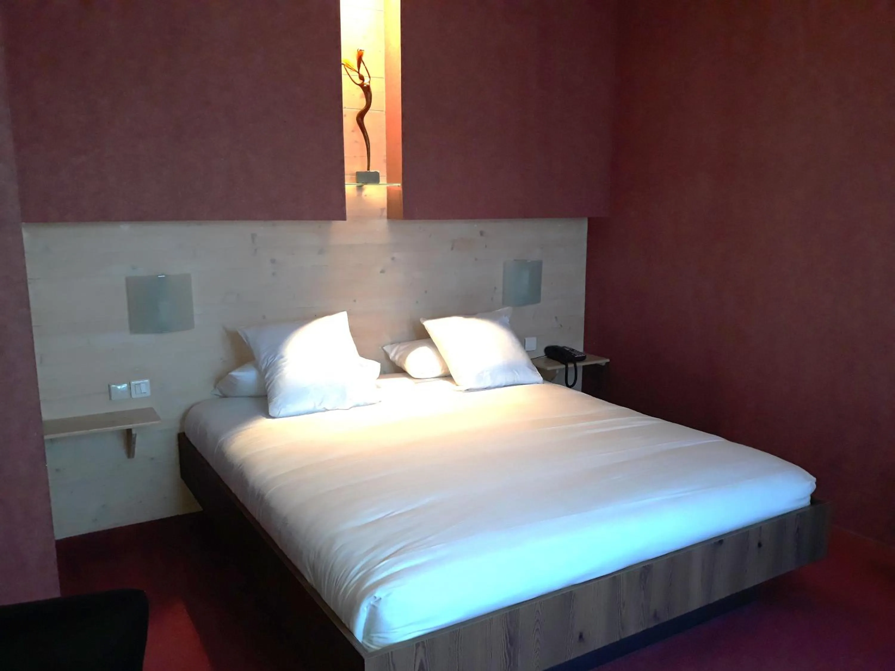 Bed in Logis Hôtel Parenthèse, Restaurant & Spa