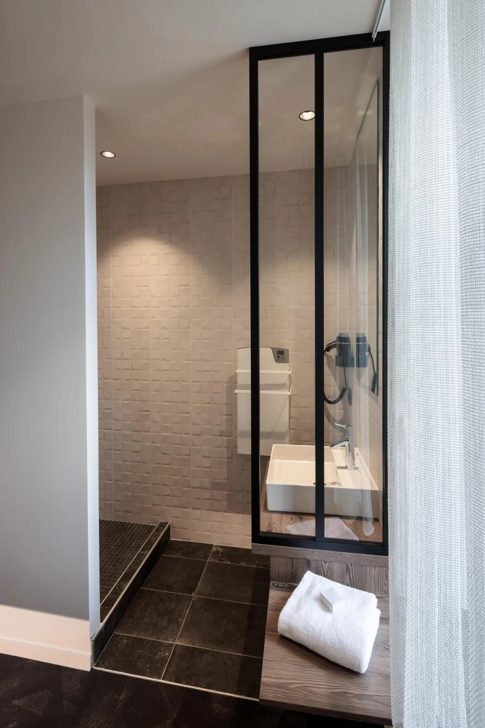 Shower in Logis Hôtel Parenthèse, Restaurant & Spa