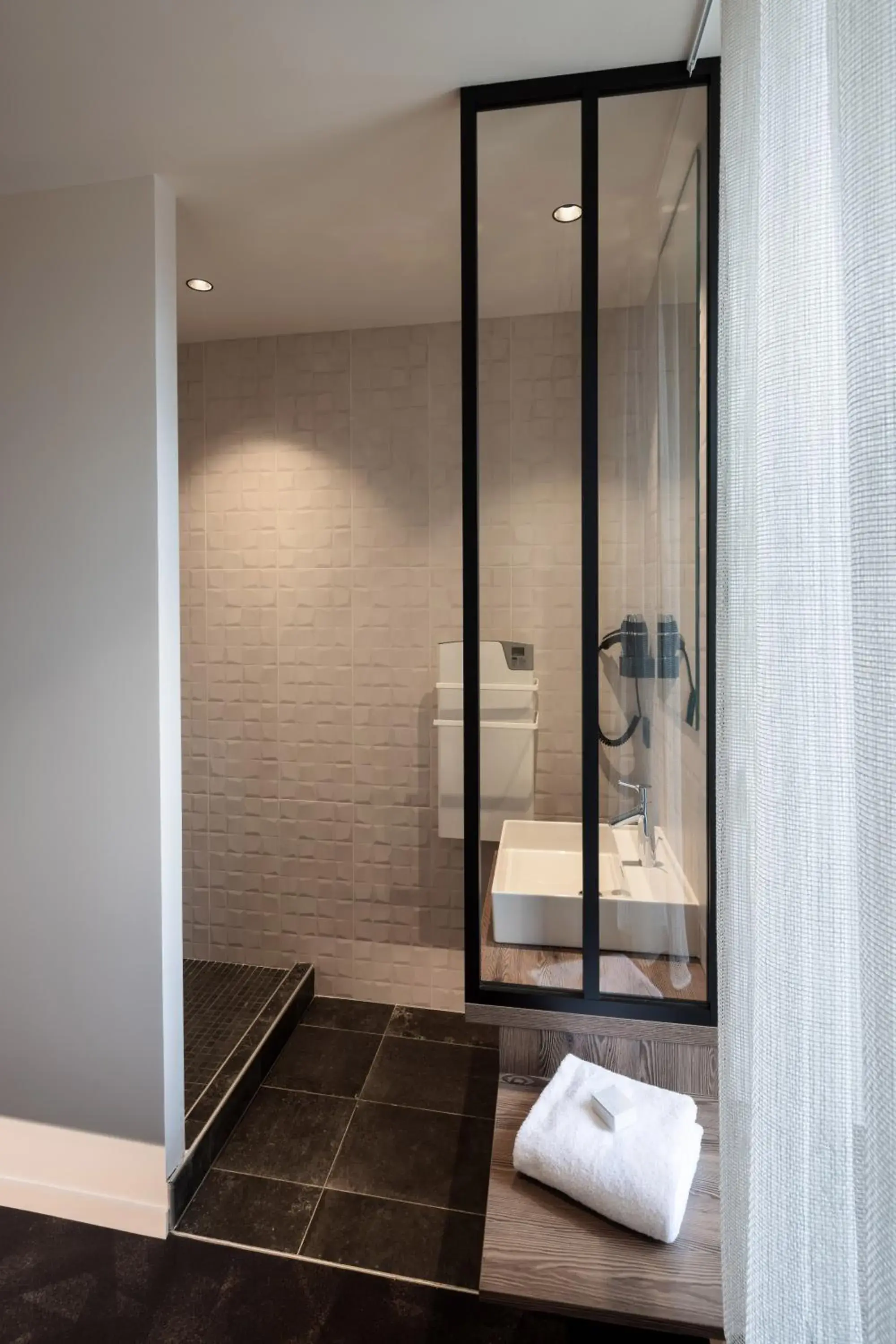 Shower in Logis Hôtel Parenthèse, Restaurant & Spa Shower in Logis Hôtel Parenthèse, Restaurant & Spa