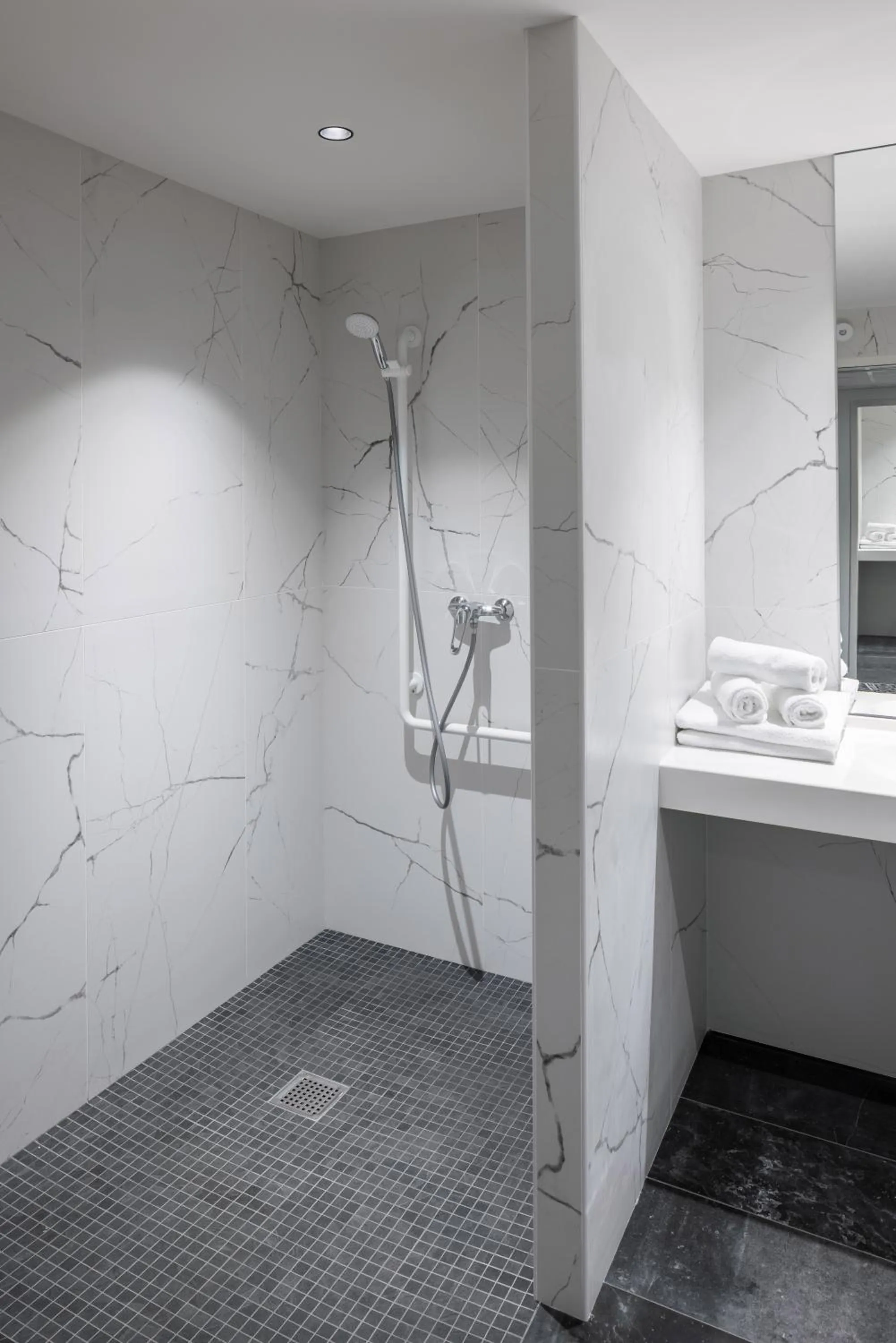 Shower in Logis Hôtel Parenthèse, Restaurant & Spa