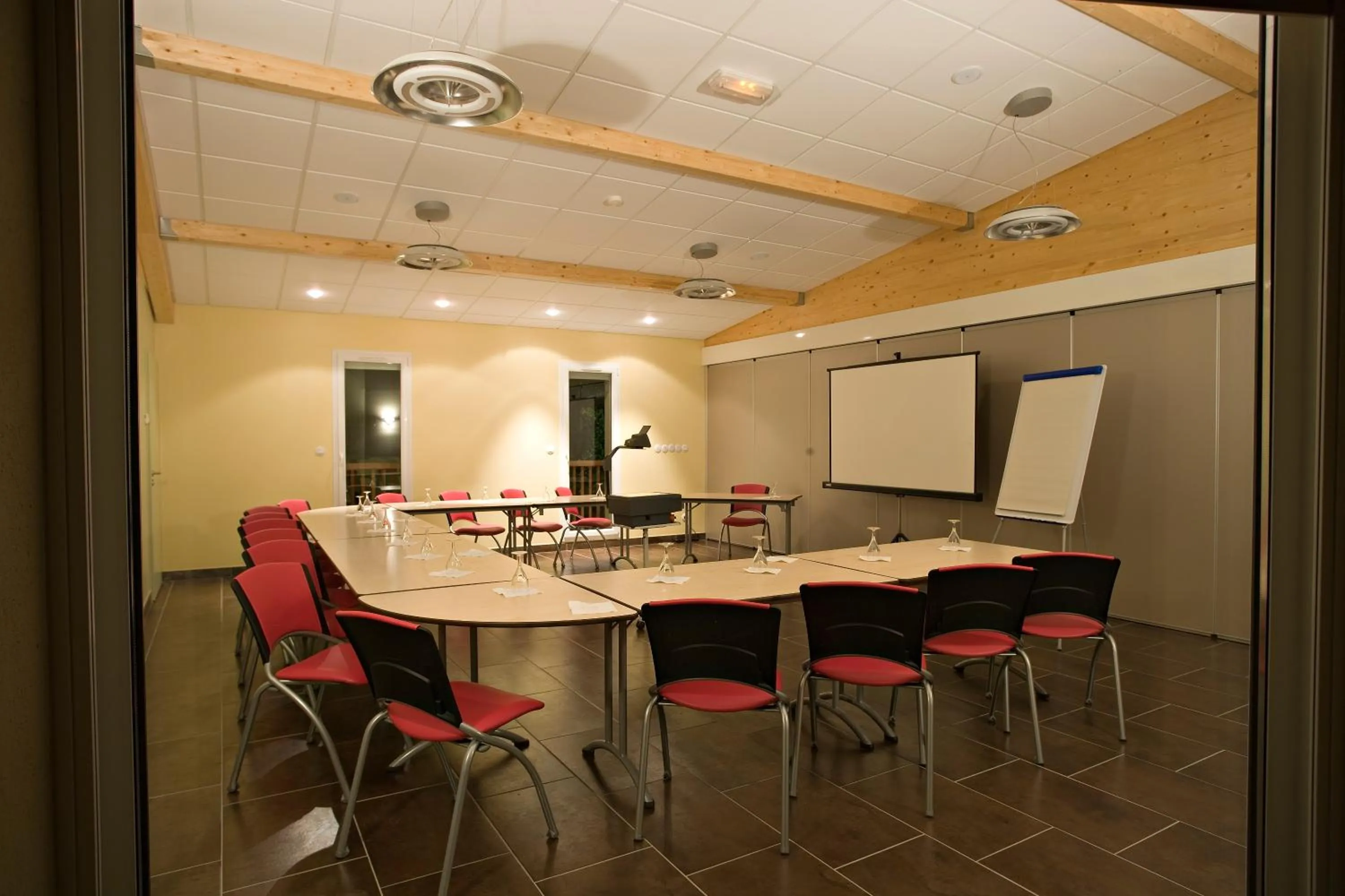 Business facilities in Logis Hôtel Parenthèse, Restaurant & Spa