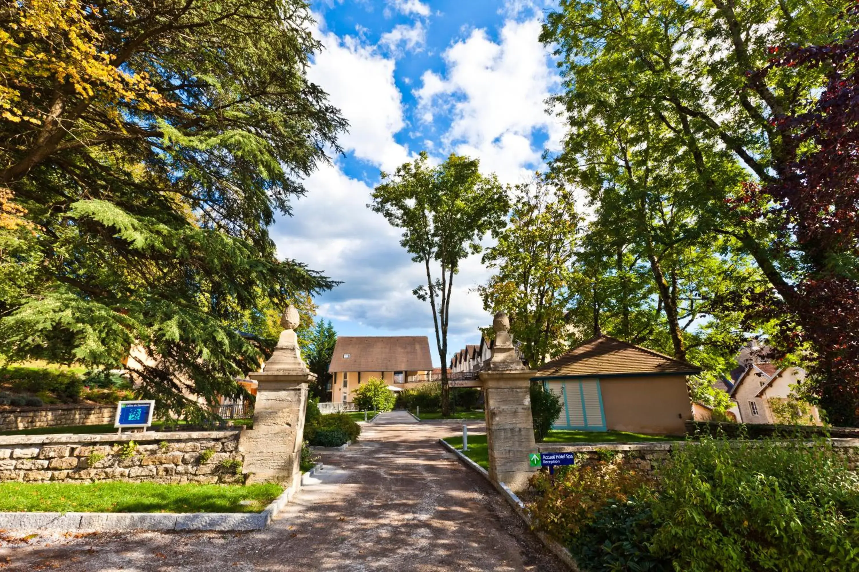 Facade/entrance in Logis Hôtel Parenthèse, Restaurant & Spa Facade/entrance in Logis Hôtel Parenthèse, Restaurant & Spa