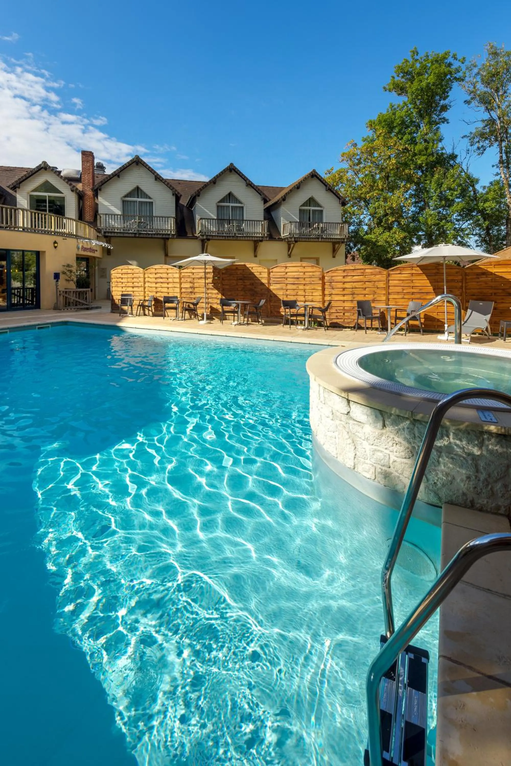 Swimming pool in Logis Hôtel Parenthèse, Restaurant & Spa