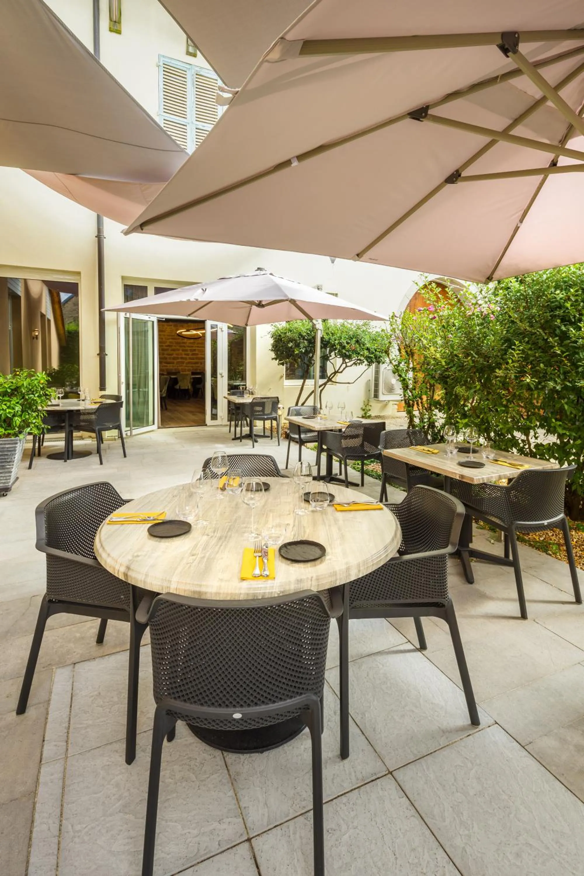 Patio in Logis Hôtel Parenthèse, Restaurant & Spa