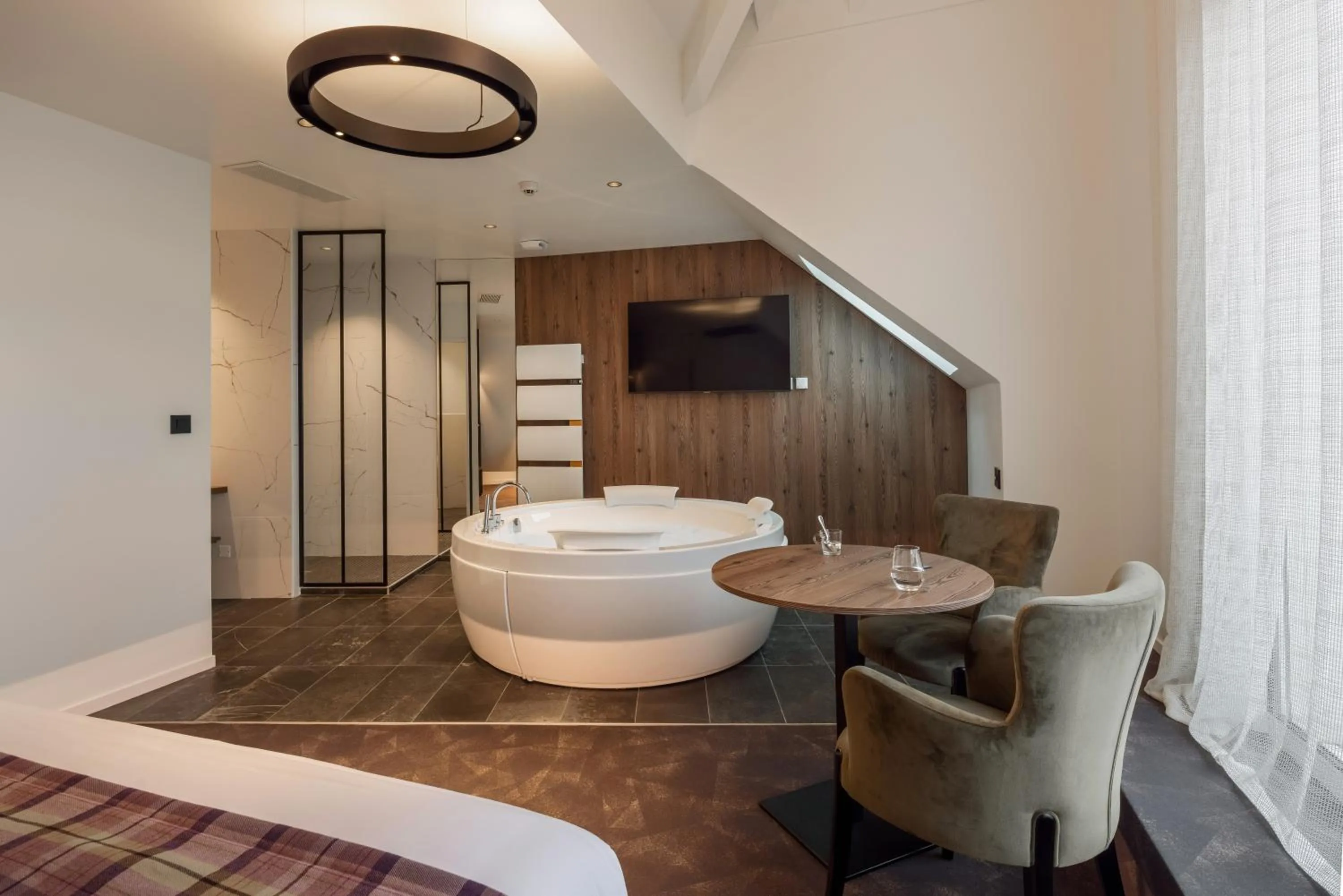 Bath in Logis Hôtel Parenthèse, Restaurant & Spa