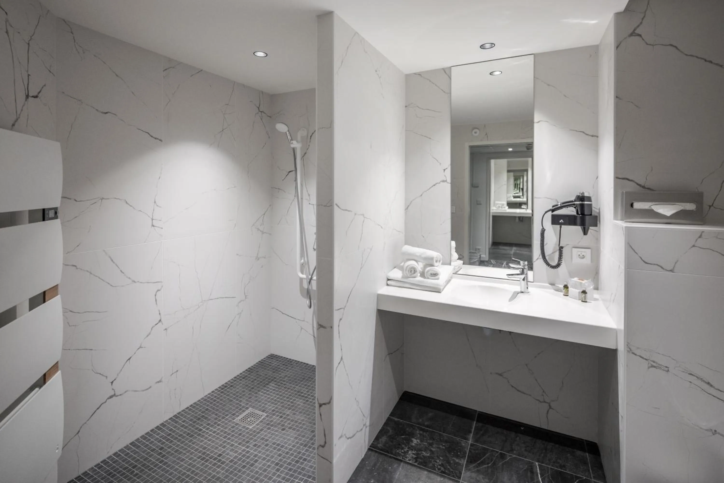 Shower in Logis Hôtel Parenthèse, Restaurant & Spa