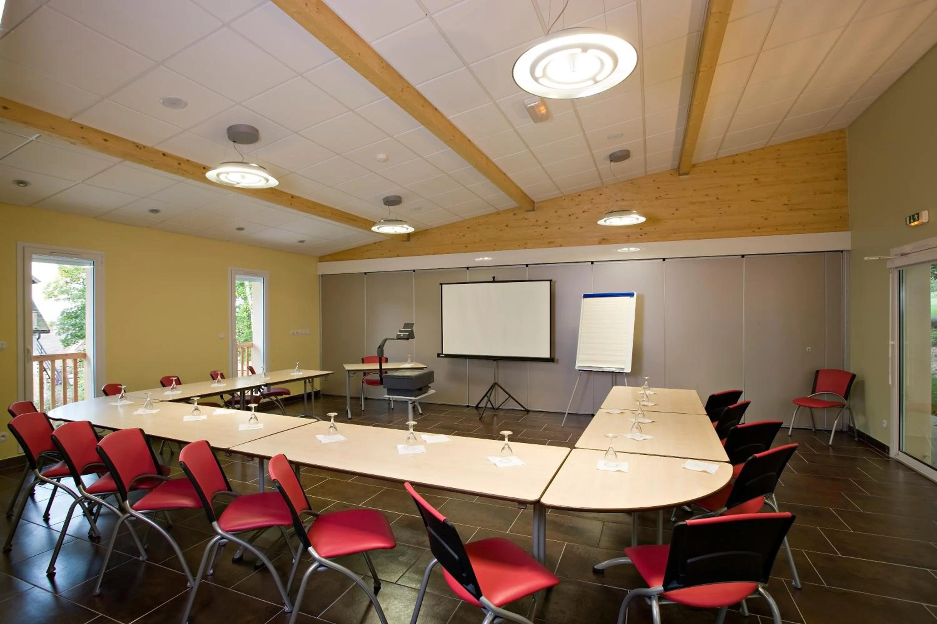 Business facilities in Logis Hôtel Parenthèse, Restaurant & Spa