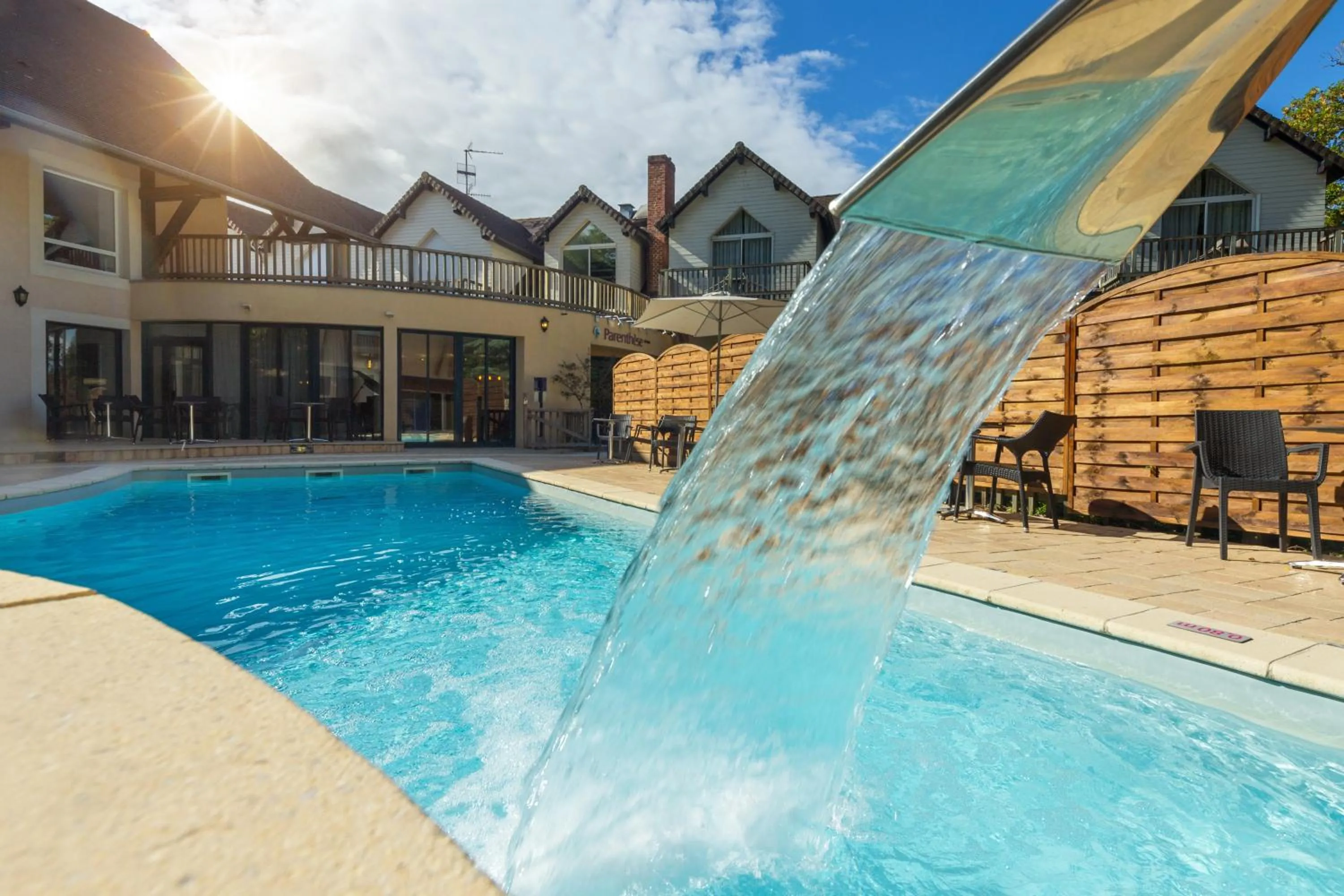 Swimming pool in Logis Hôtel Parenthèse, Restaurant & Spa