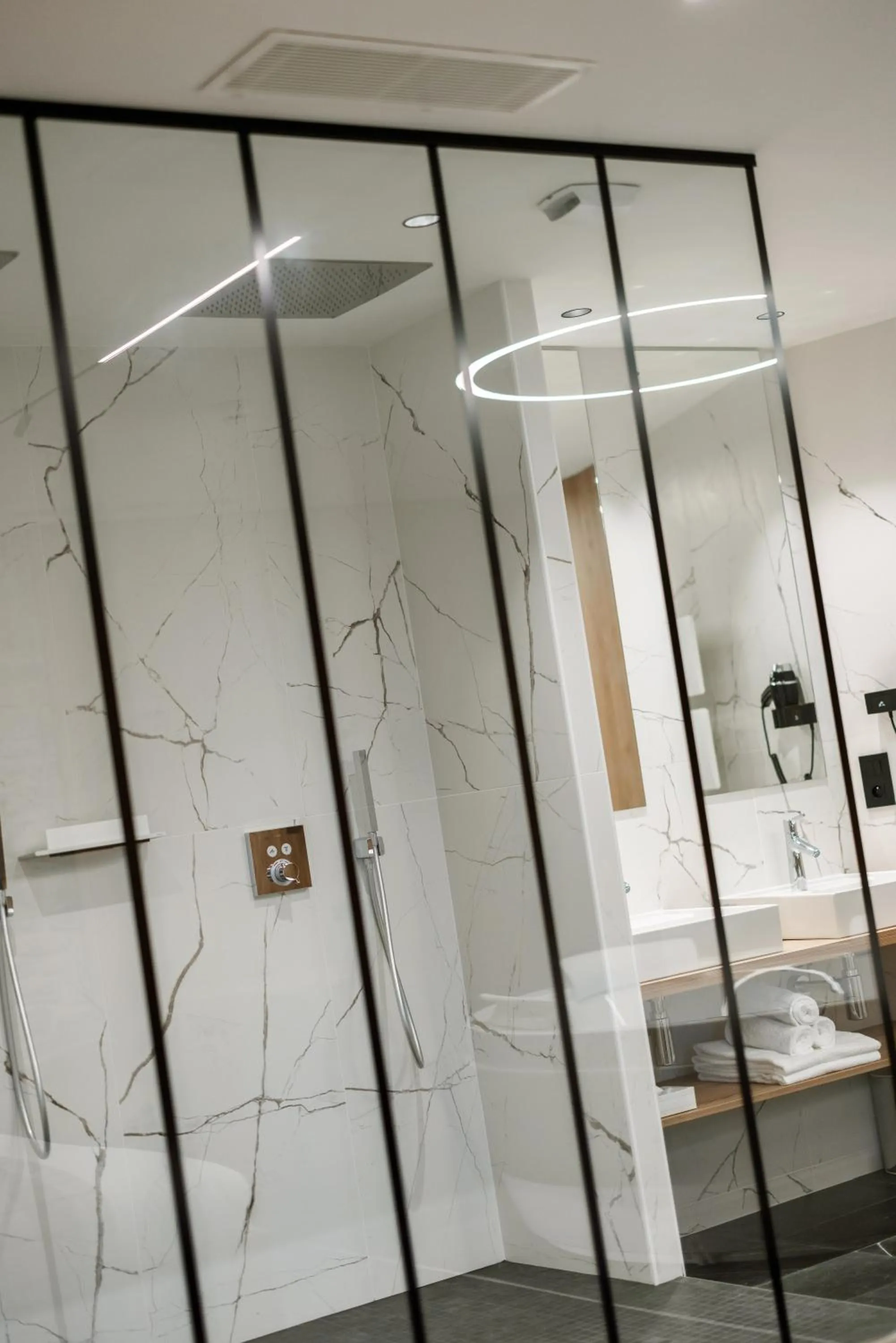 Shower in Logis Hôtel Parenthèse, Restaurant & Spa