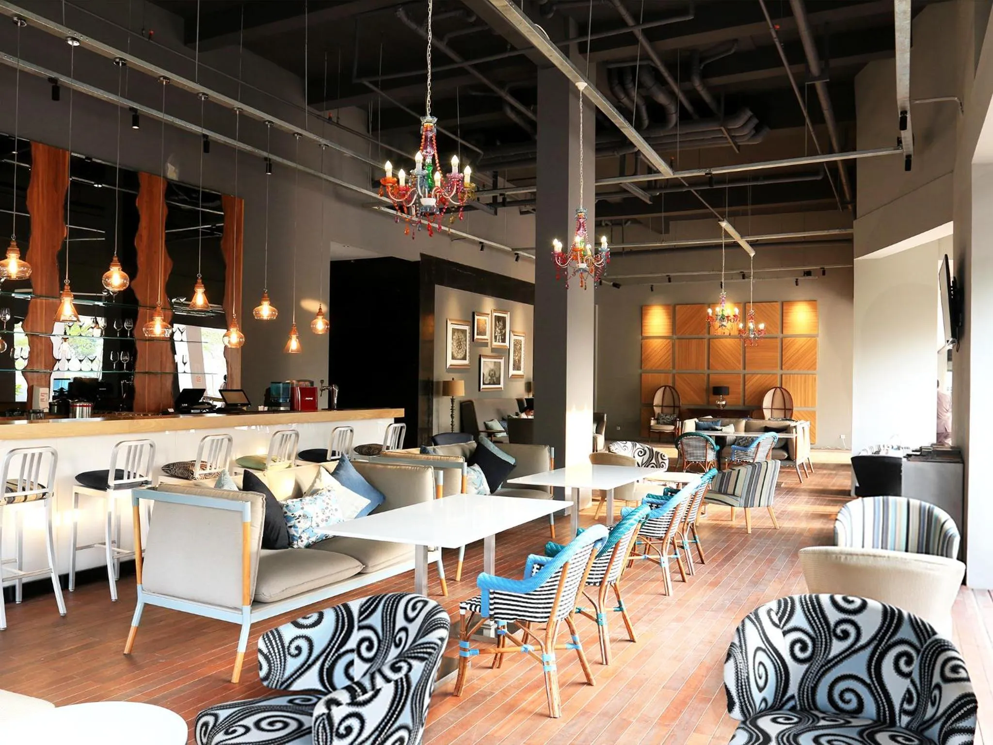 Restaurant/places to eat in Delonix Hotel Karawang