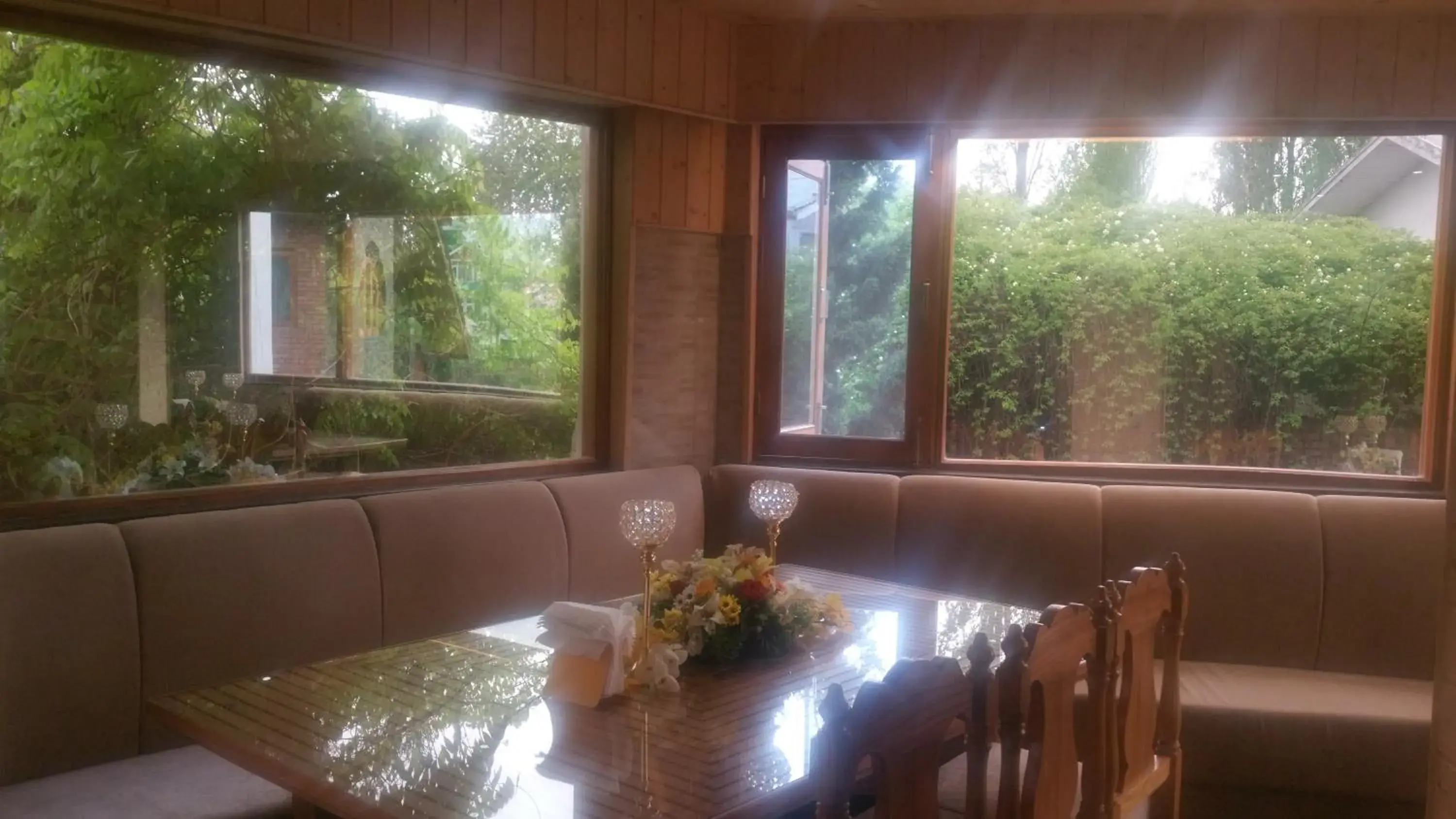 Restaurant/places to eat in Hotel Mirage Restaurant/places to eat in Hotel Mirage