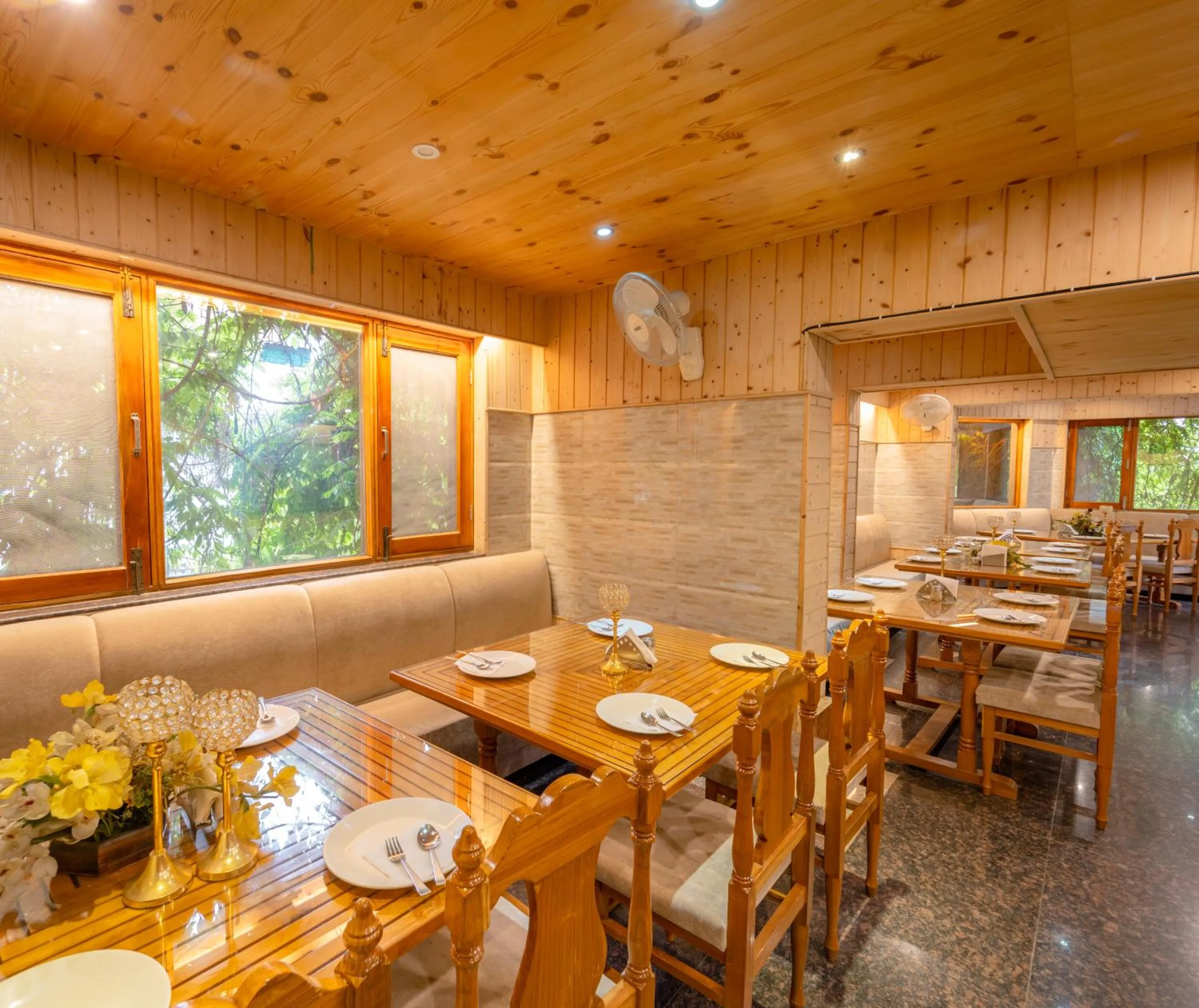 Restaurant/places to eat in Hotel Mirage