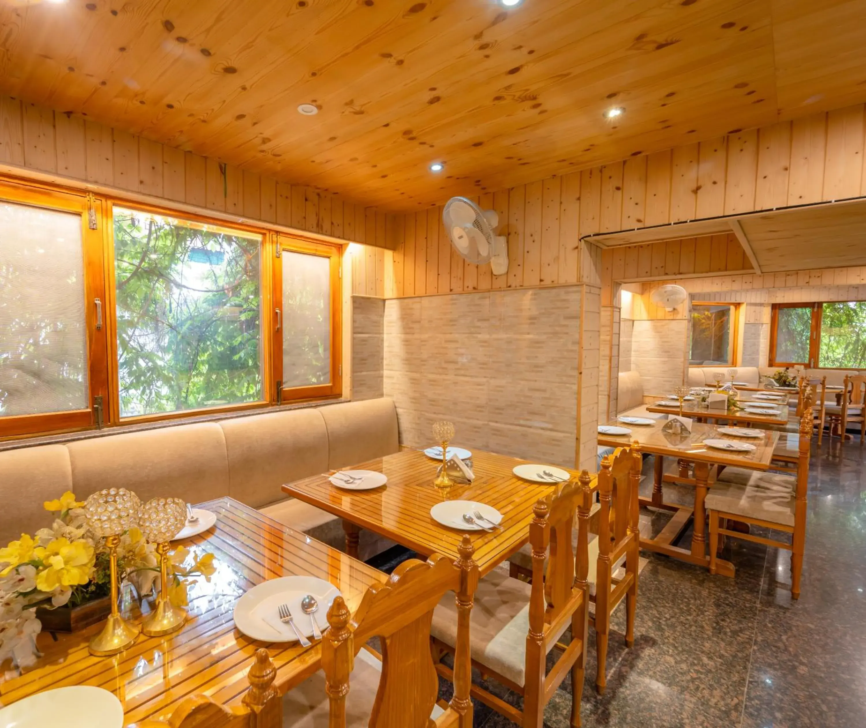 Restaurant/places to eat in Hotel Mirage Restaurant/places to eat in Hotel Mirage