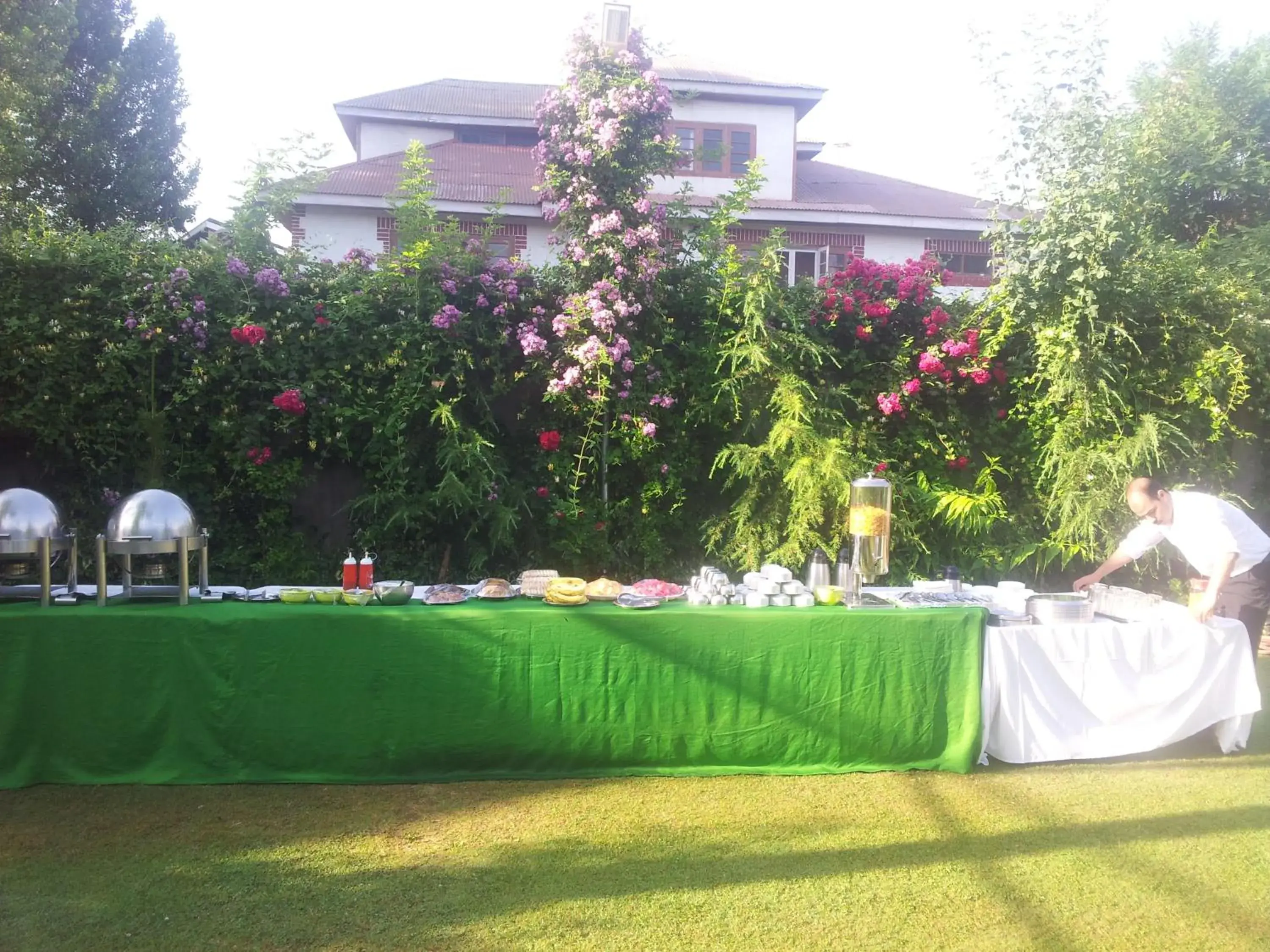 Restaurant/places to eat in Hotel Mirage Restaurant/places to eat in Hotel Mirage