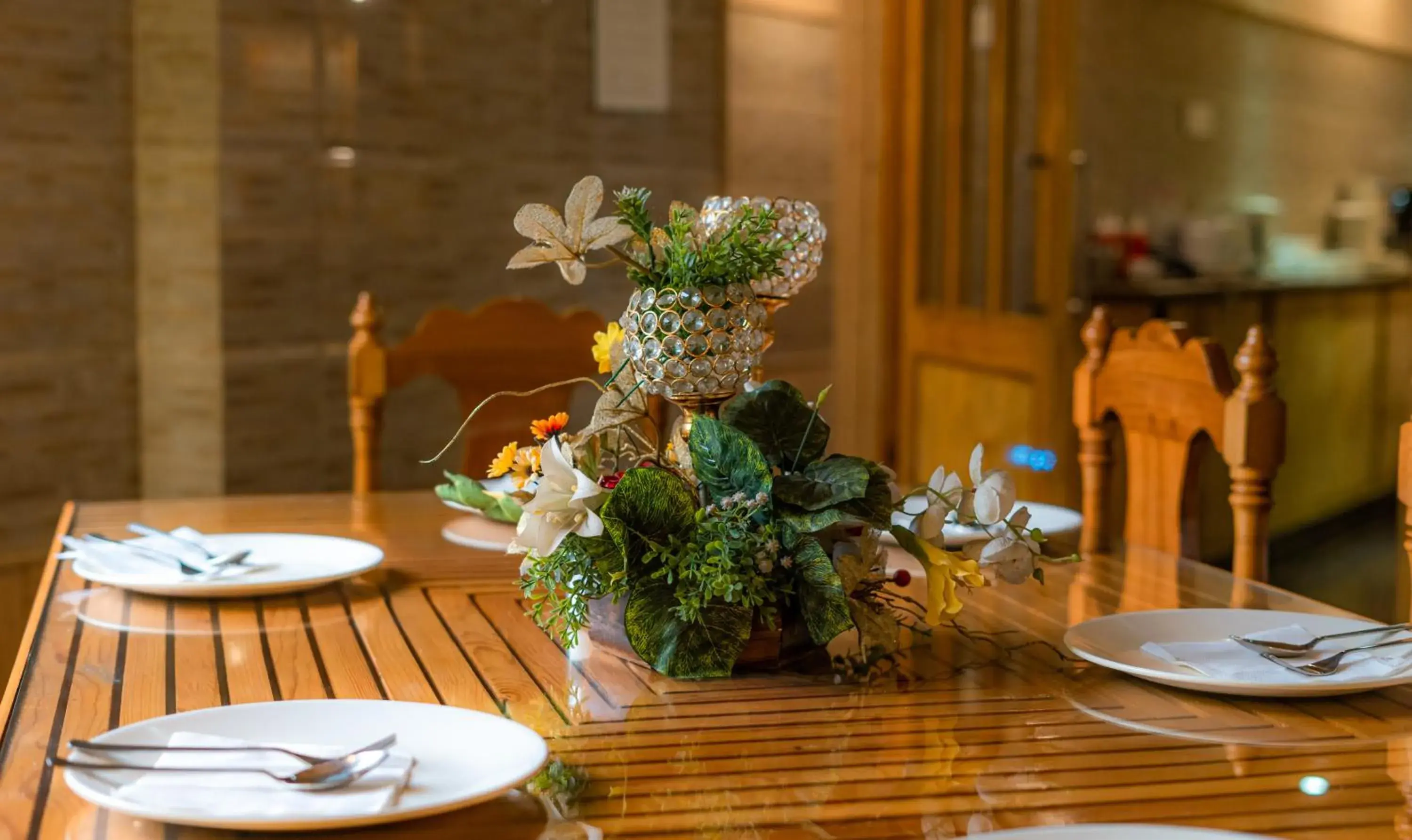 Restaurant/places to eat in Hotel Mirage Restaurant/places to eat in Hotel Mirage