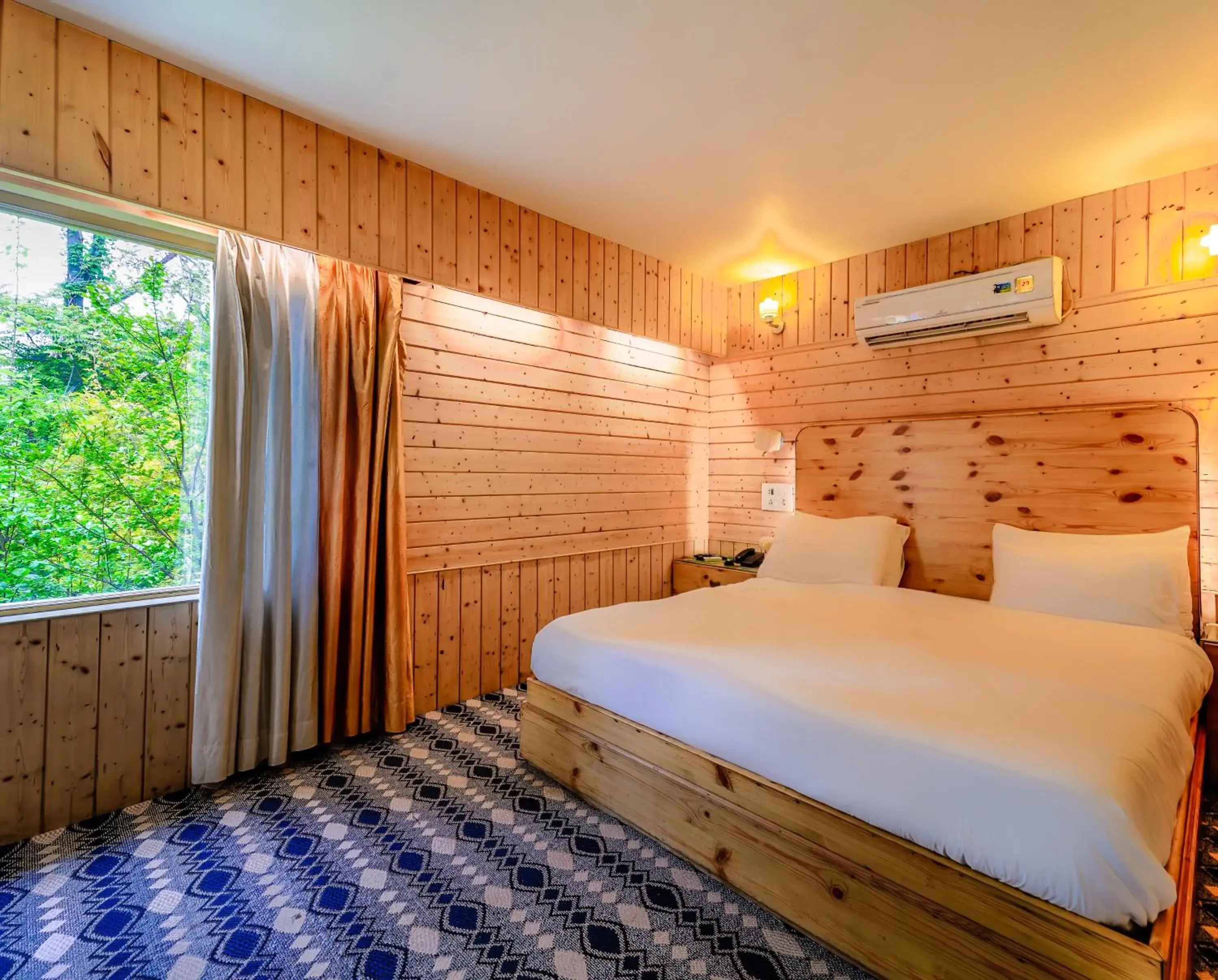 Restaurant/places to eat, Bed in Hotel Mirage Restaurant/places to eat, Bed in Hotel Mirage