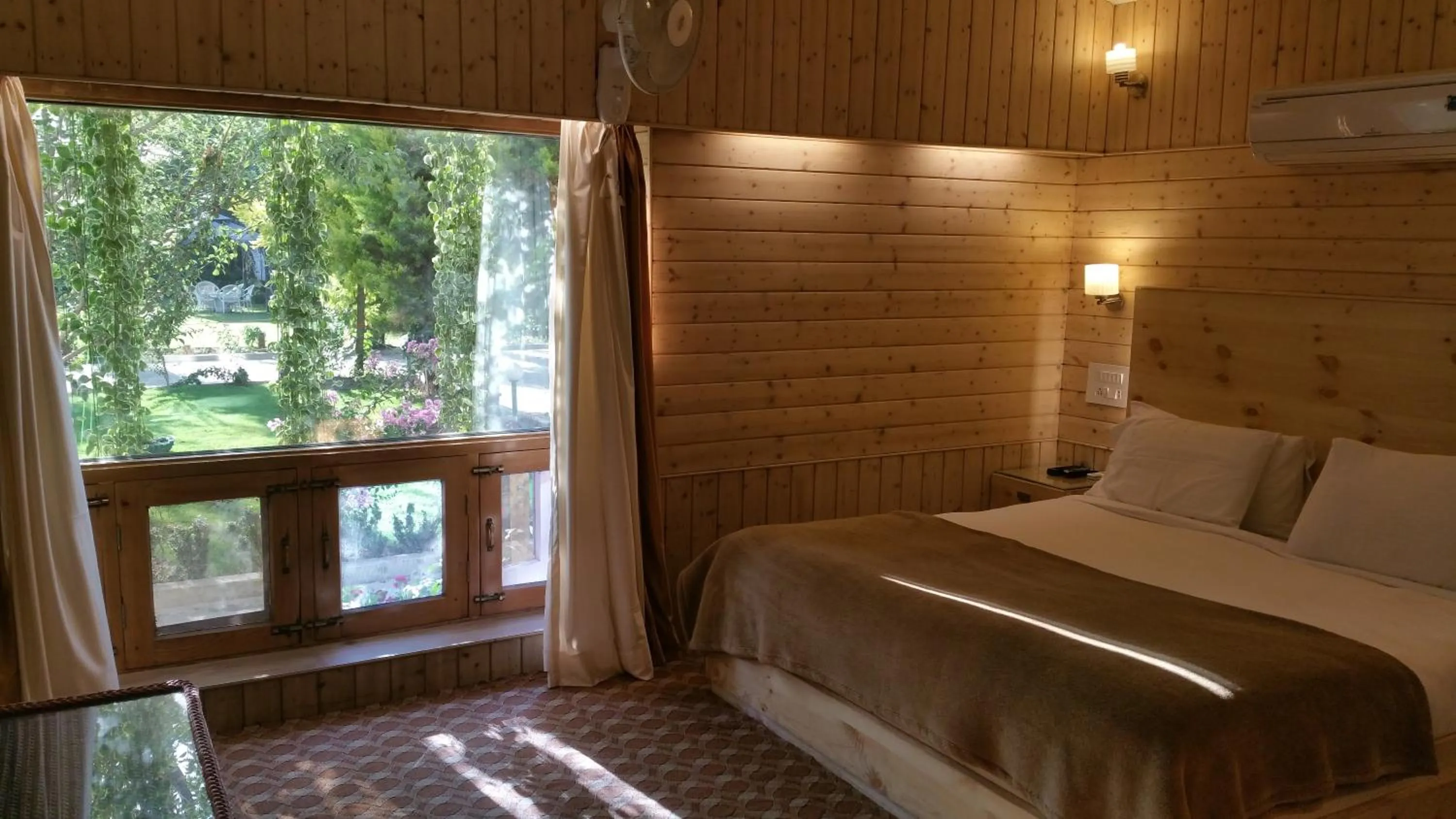 Photo of the whole room, Bed in Hotel Mirage