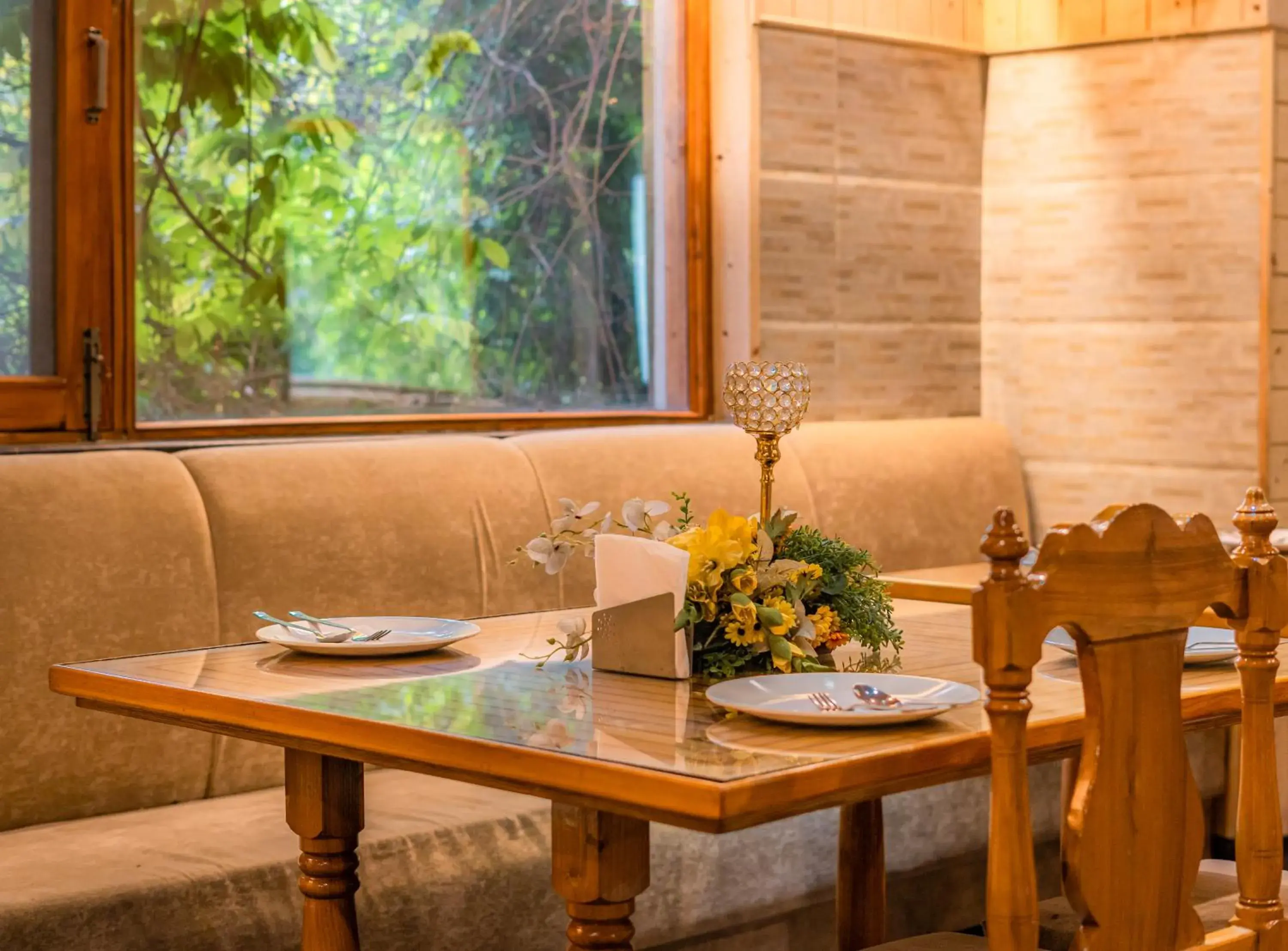 Restaurant/places to eat in Hotel Mirage Restaurant/places to eat in Hotel Mirage