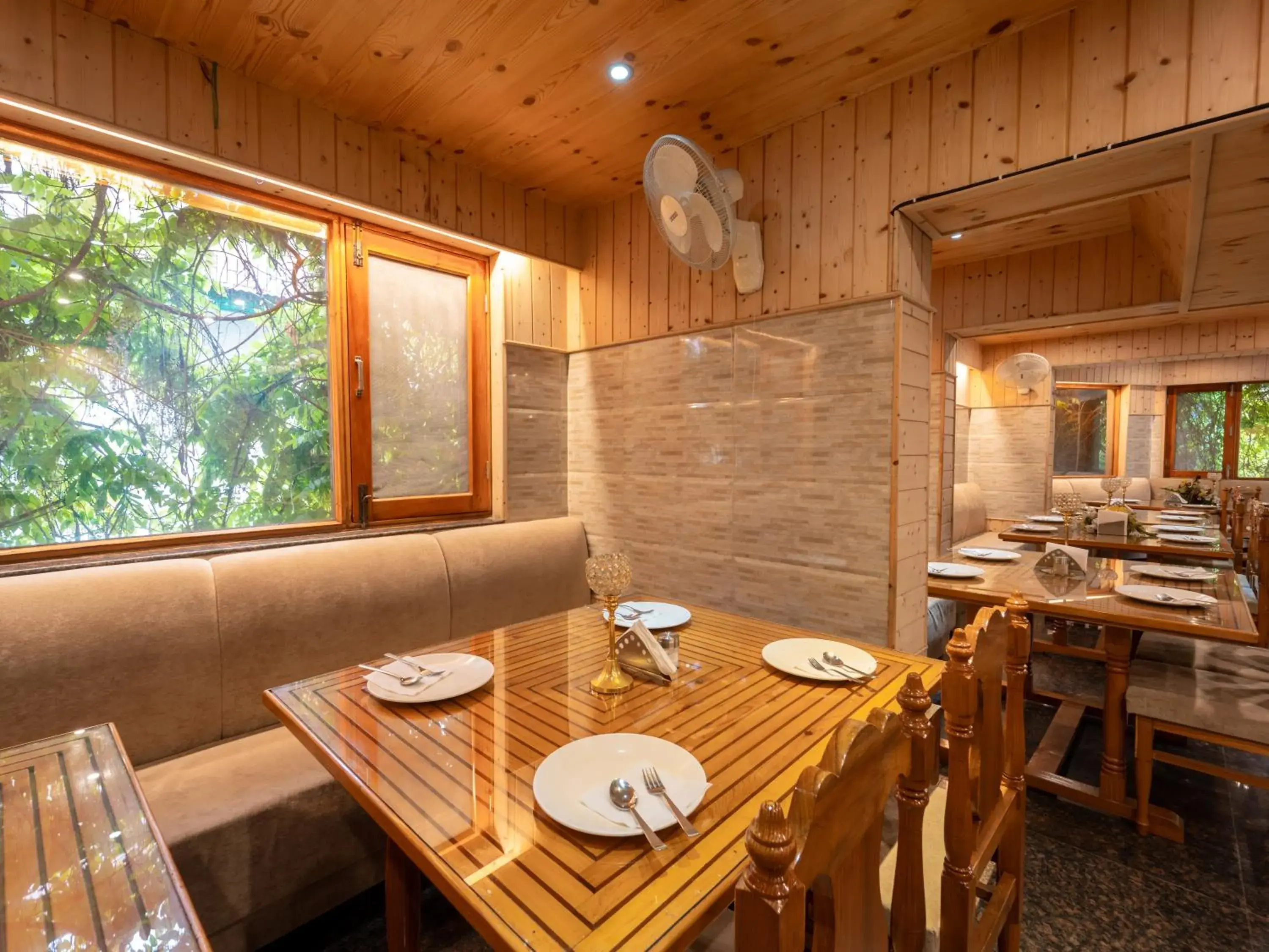 Restaurant/places to eat in Hotel Mirage Restaurant/places to eat in Hotel Mirage