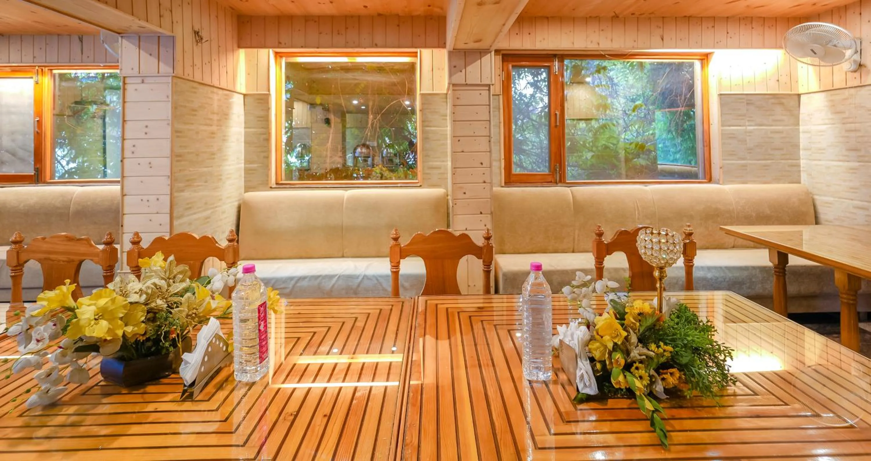 Restaurant/places to eat in Hotel Mirage